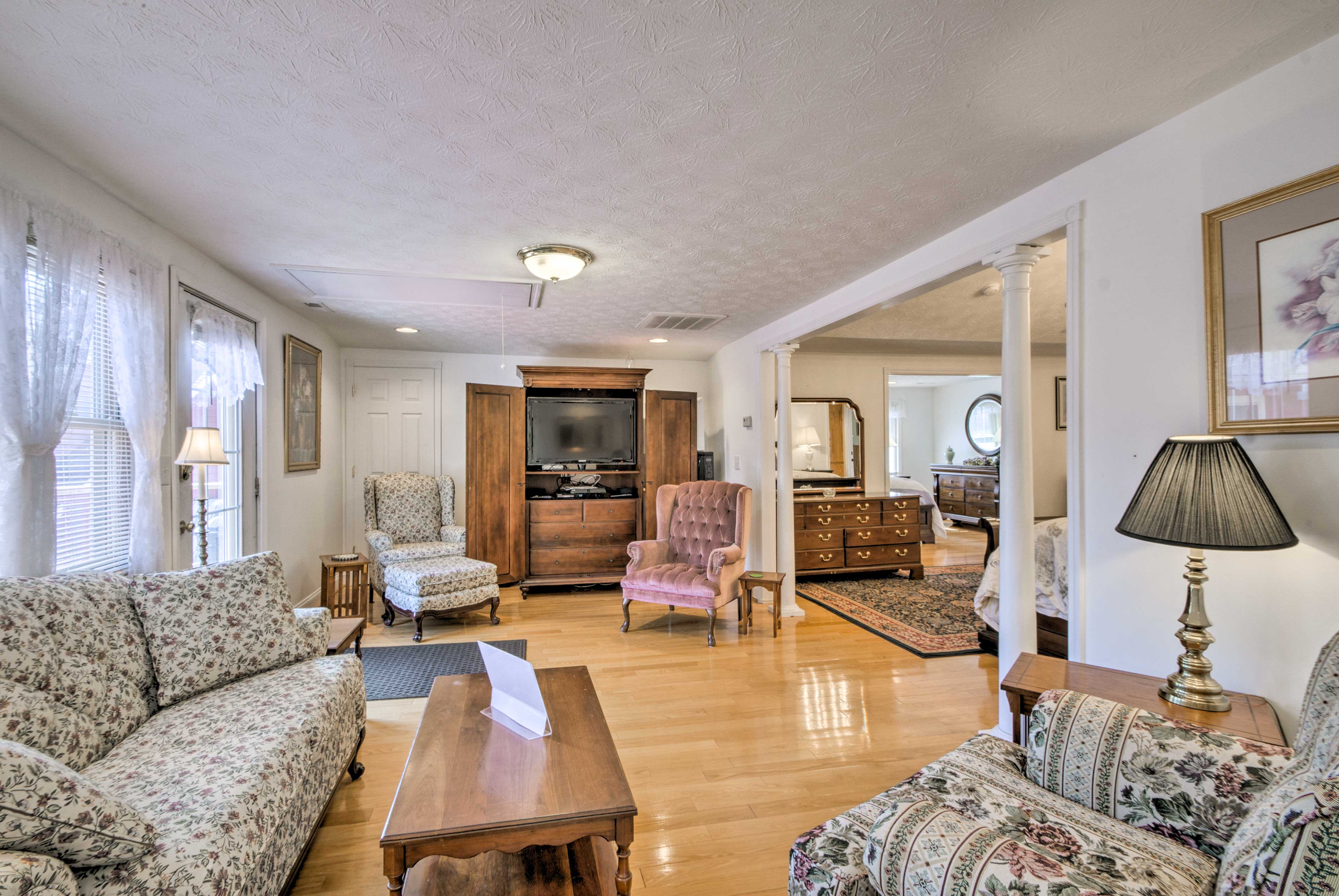 Damascus Home w/Fire Pit & Views, Walk to Shops!