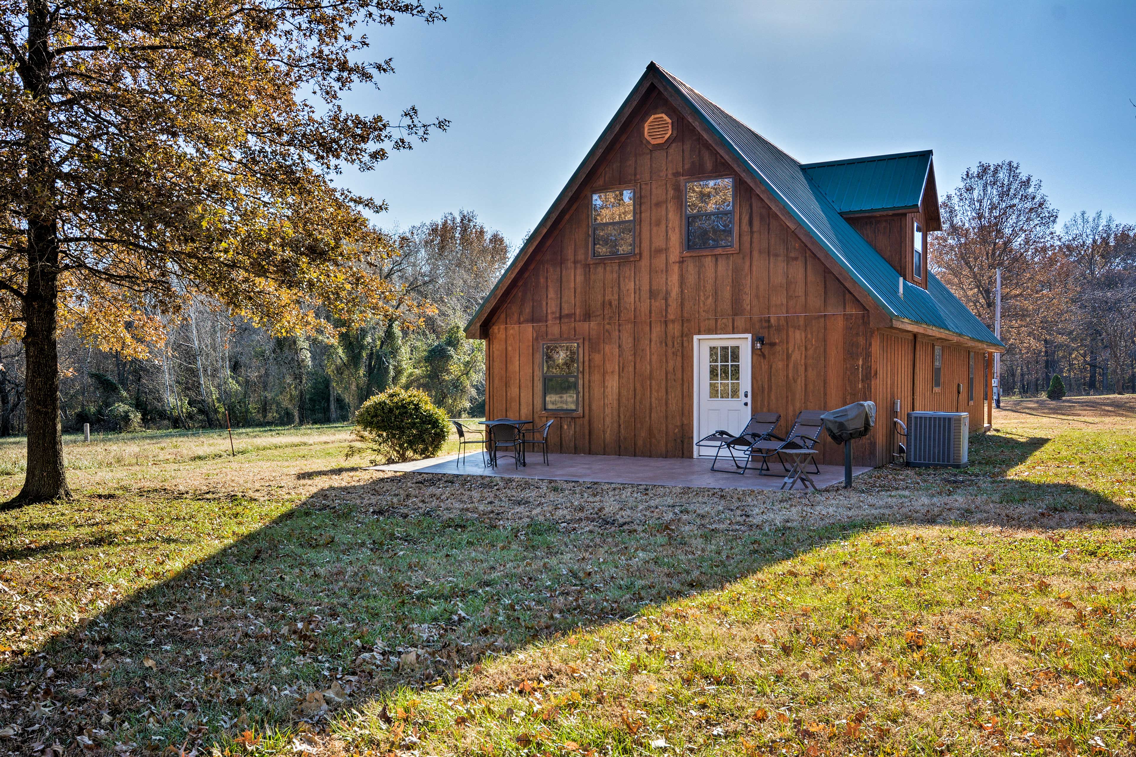 Property Image 1 - Luxury Cabin w/Pond, Working Ranch Near Nevada, MO