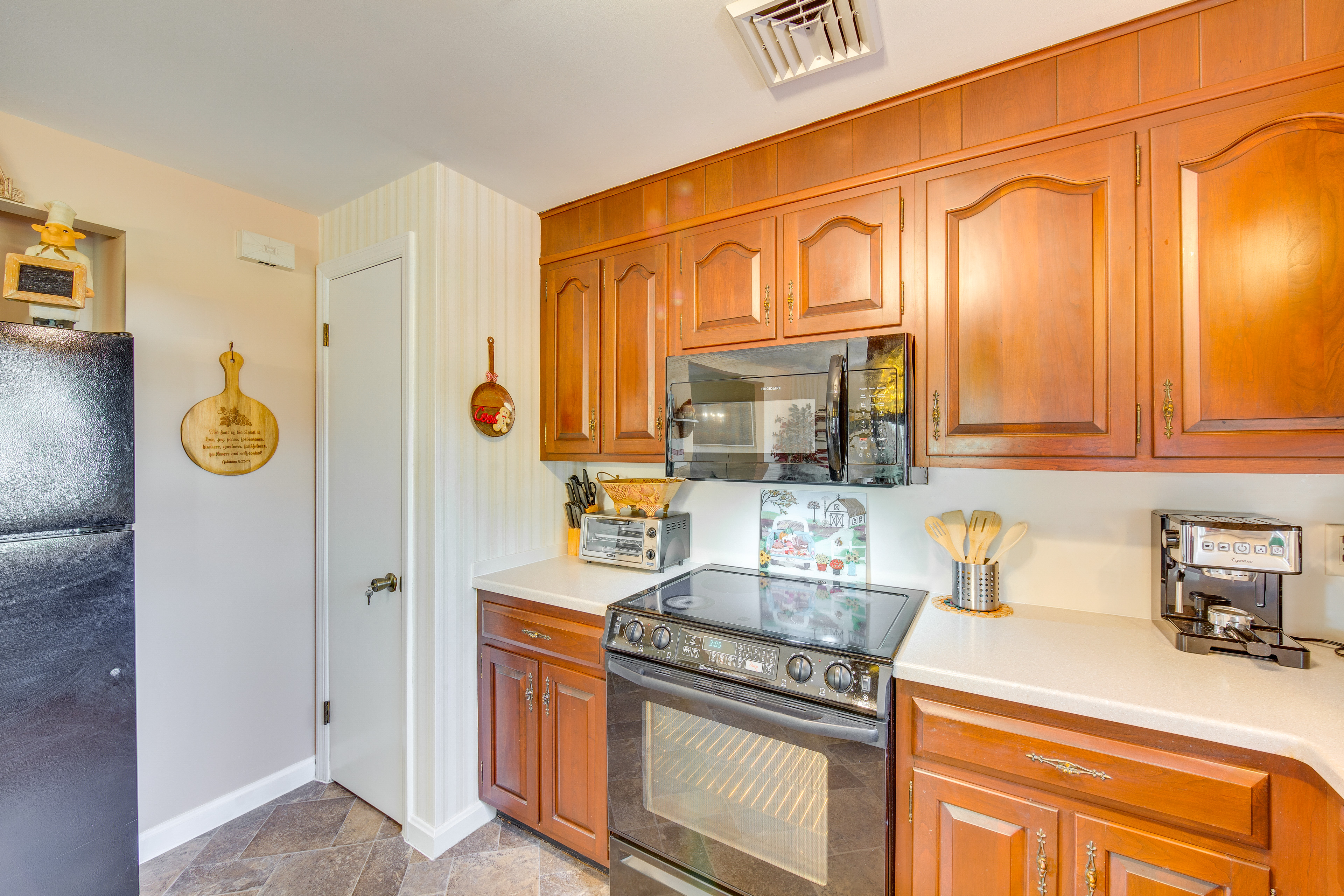 10 Mi to Dtwn Lancaster: Charming Home w/ Yard!