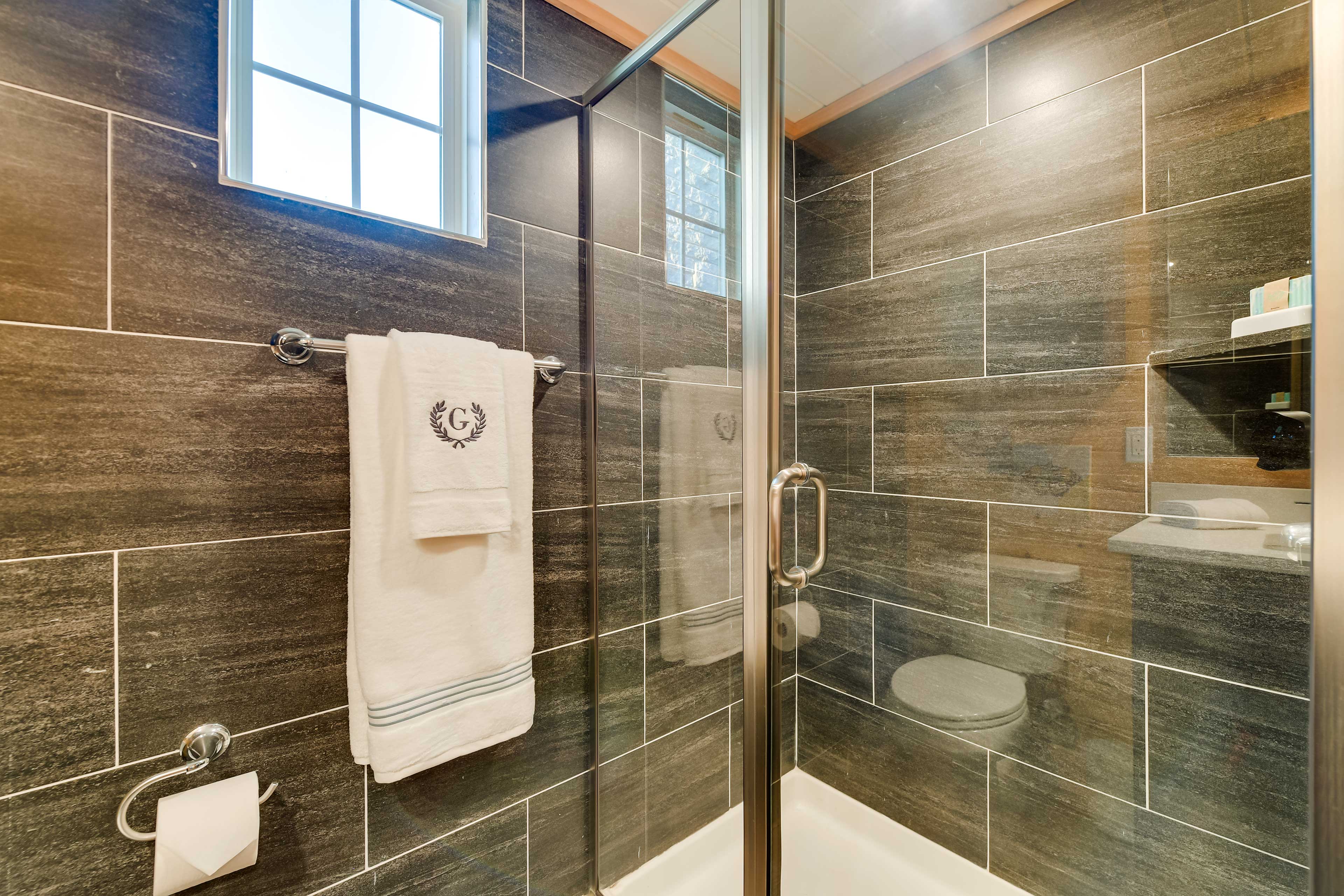 ~ 11 Mi to Lake Whitney: Tree-Lined Cabin w/ Deck