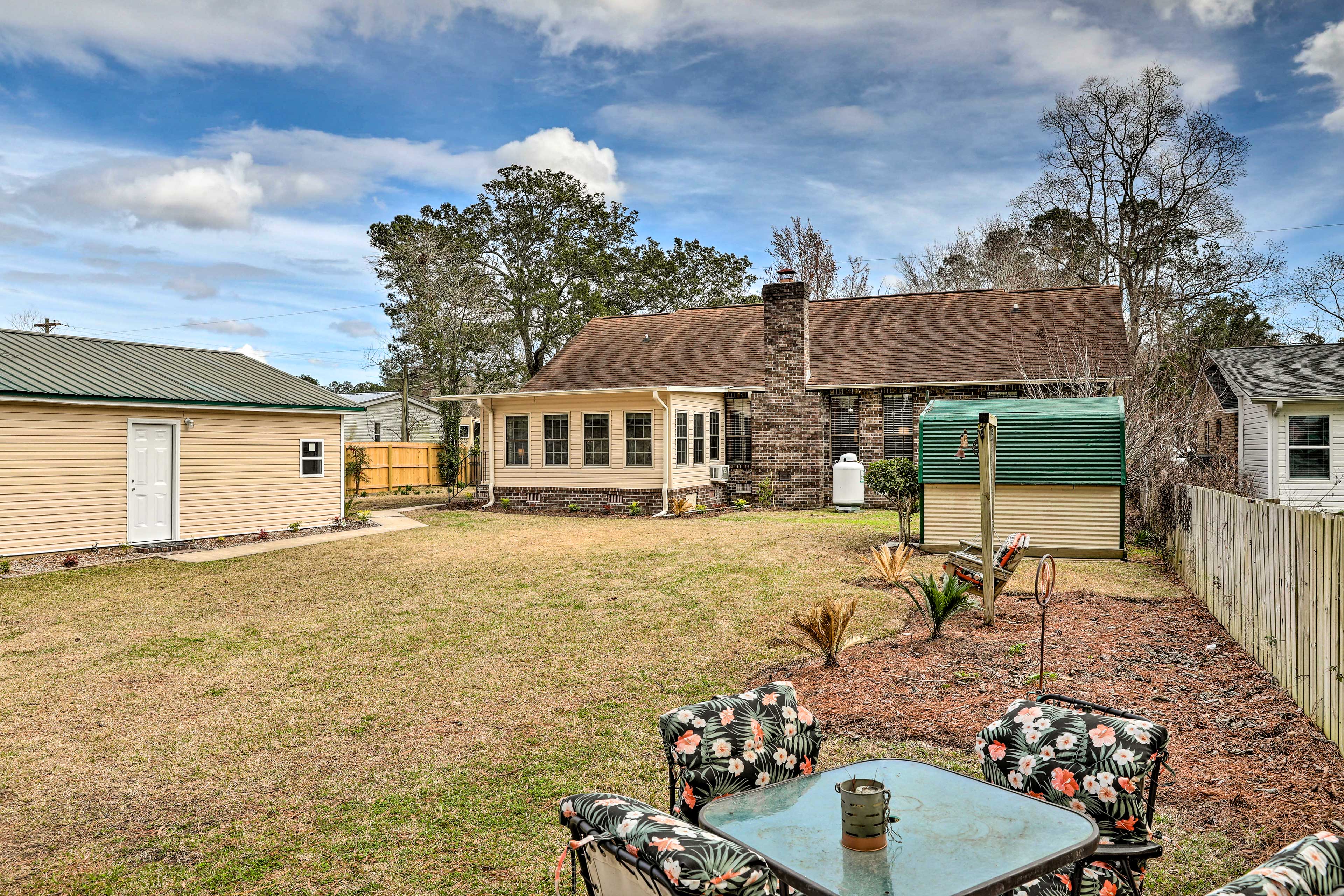 Lakeside Happiness: Home on Lake Moultrie!