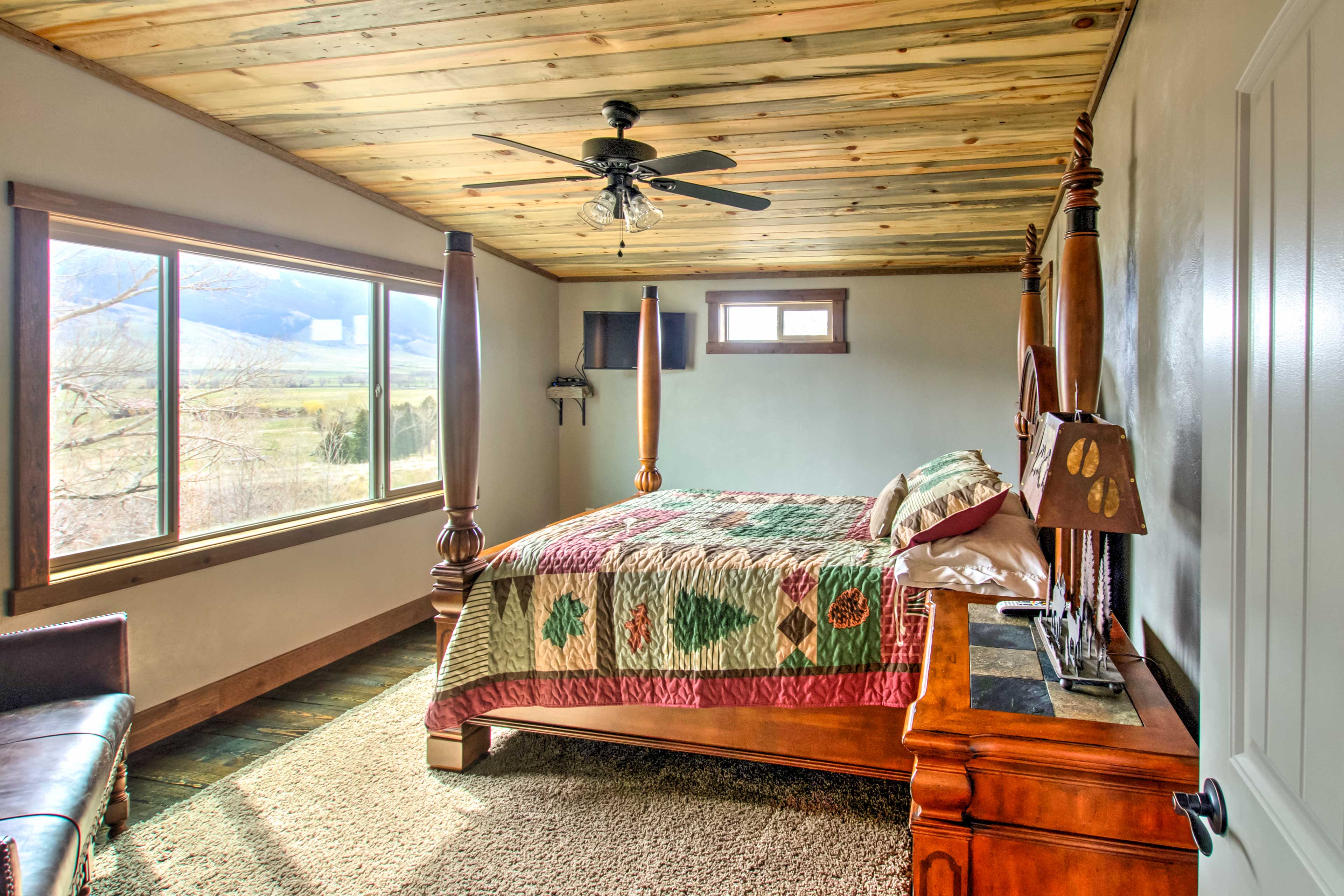 Lovely Livingston Loft w/ Mountain & River Views!