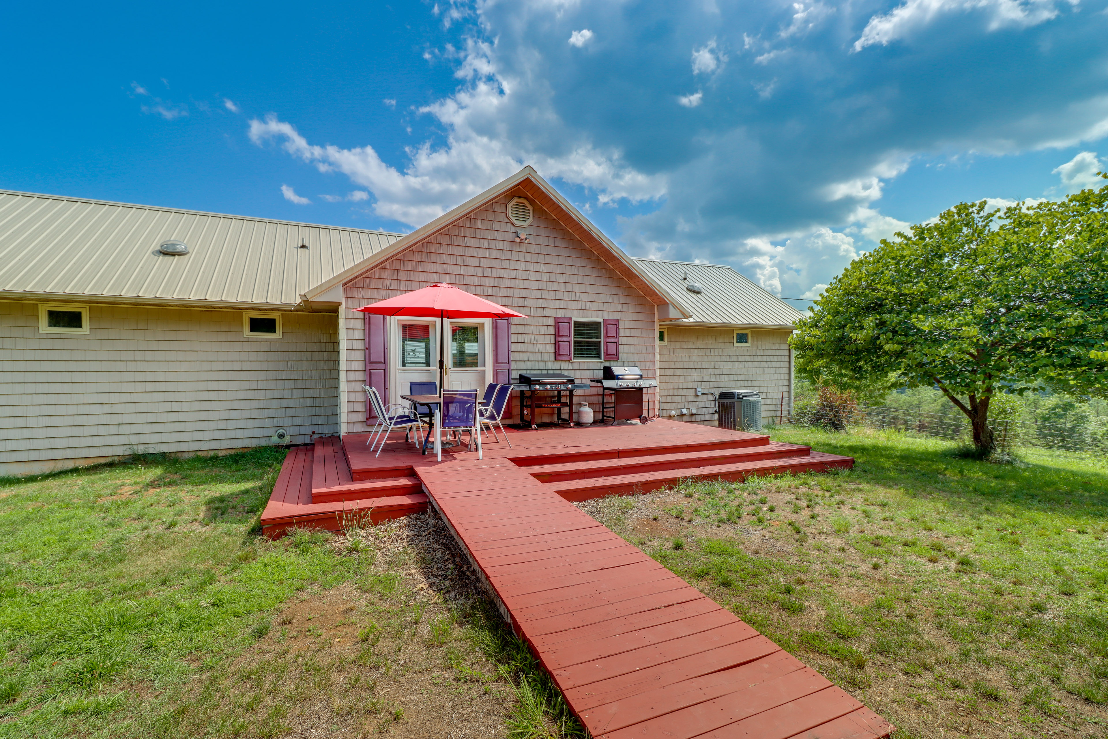 Property Image 2 - Spacious Yellville Retreat w/ Deck & Balcony