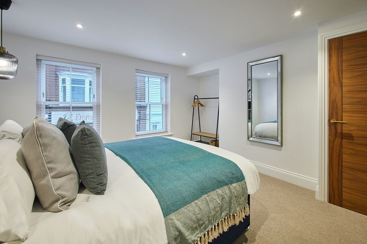 Sea Salt Apartment, Whitby - Host & Stay