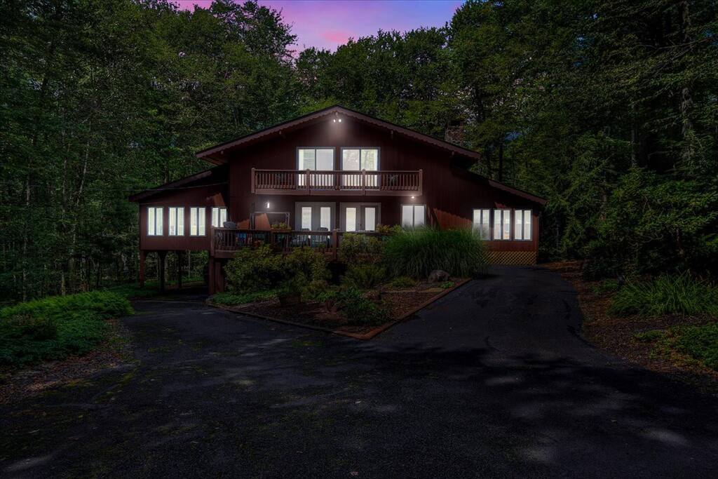 Oversized 3BR Pocono Pines Chalet | Ping Pong - Home Rental in Pocono Pines