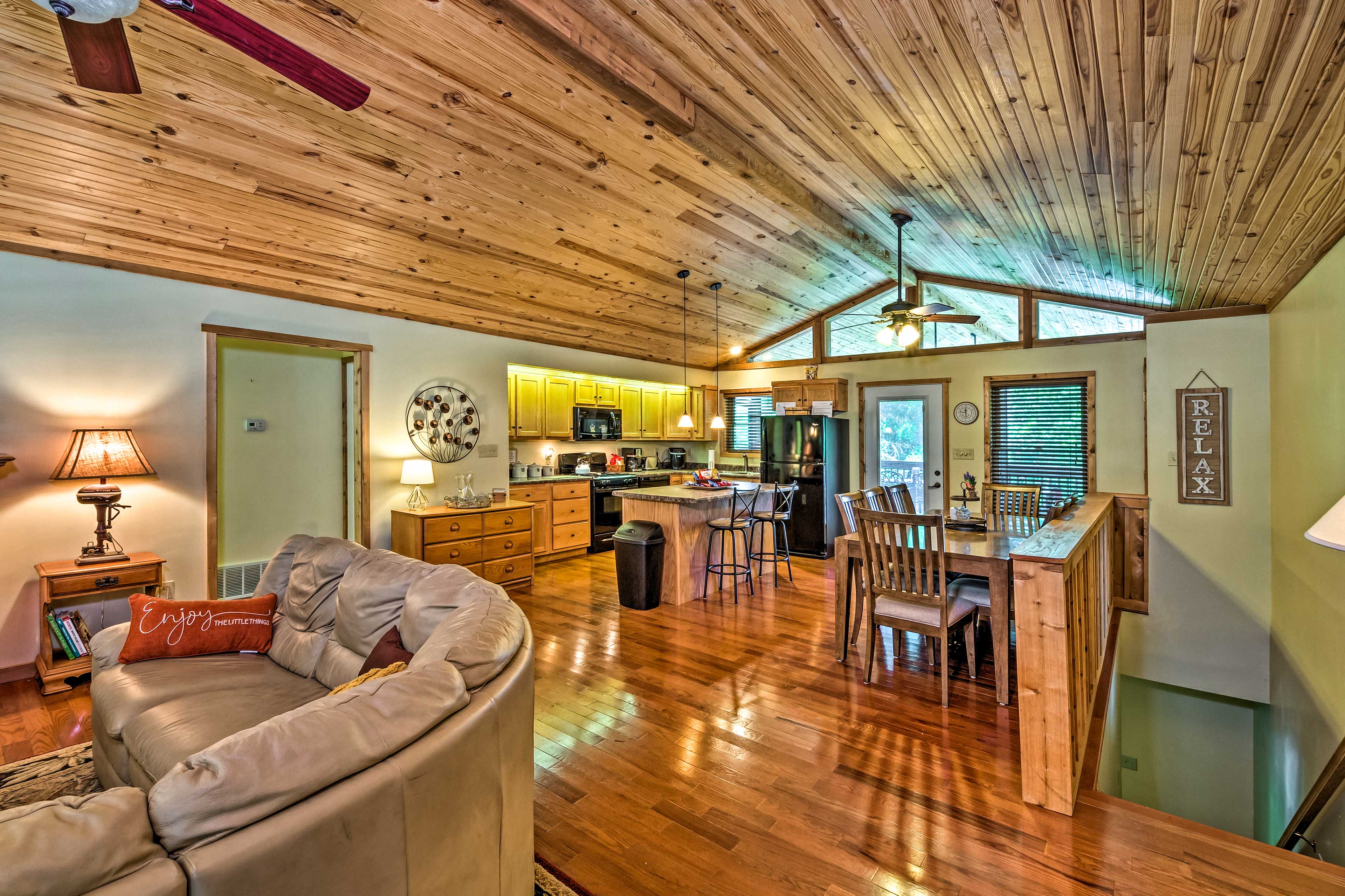 Charming Getaway w/ Lake Cumberland Views!