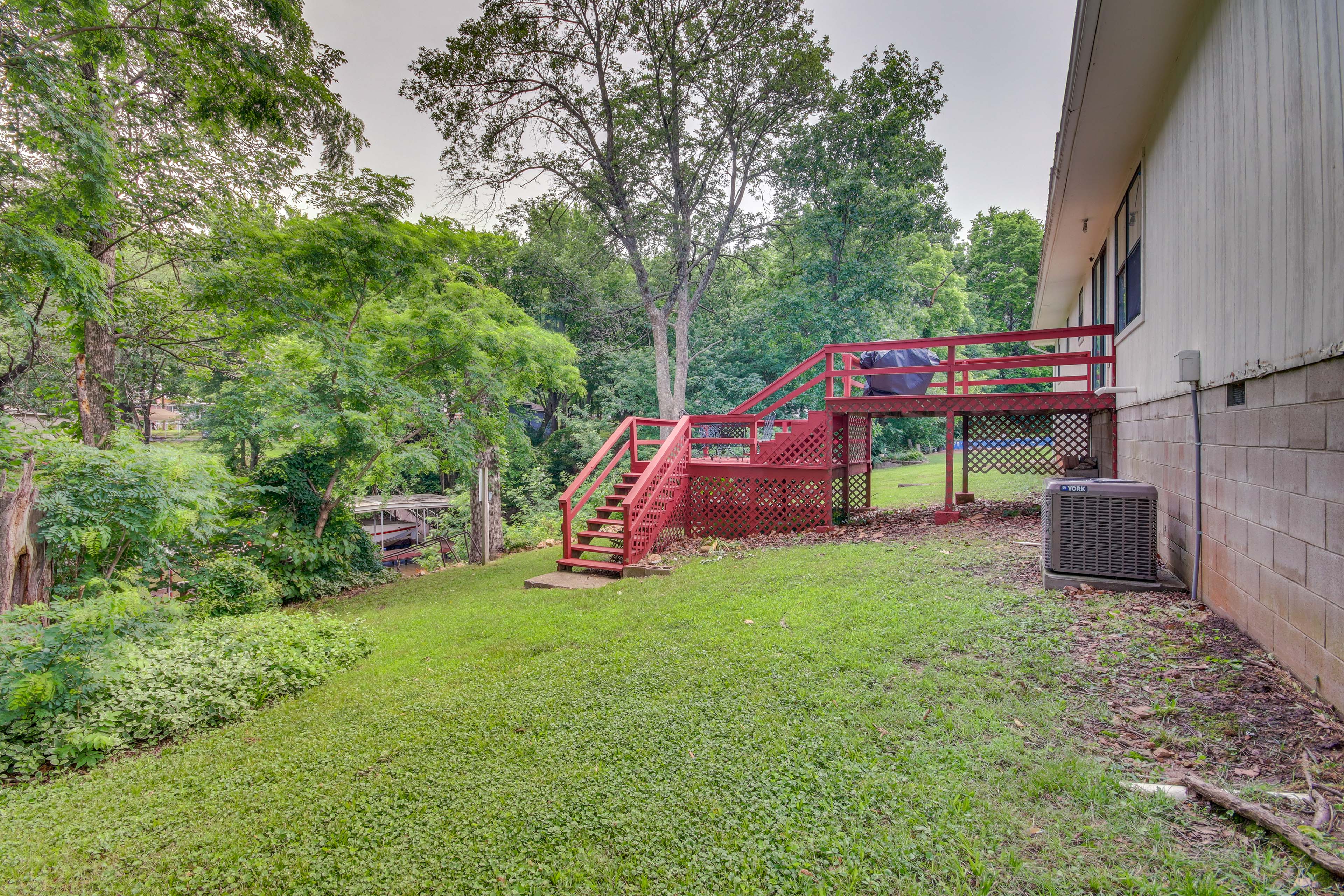 Yard + 15' Boat Slip: Waterfront Grove Getaway