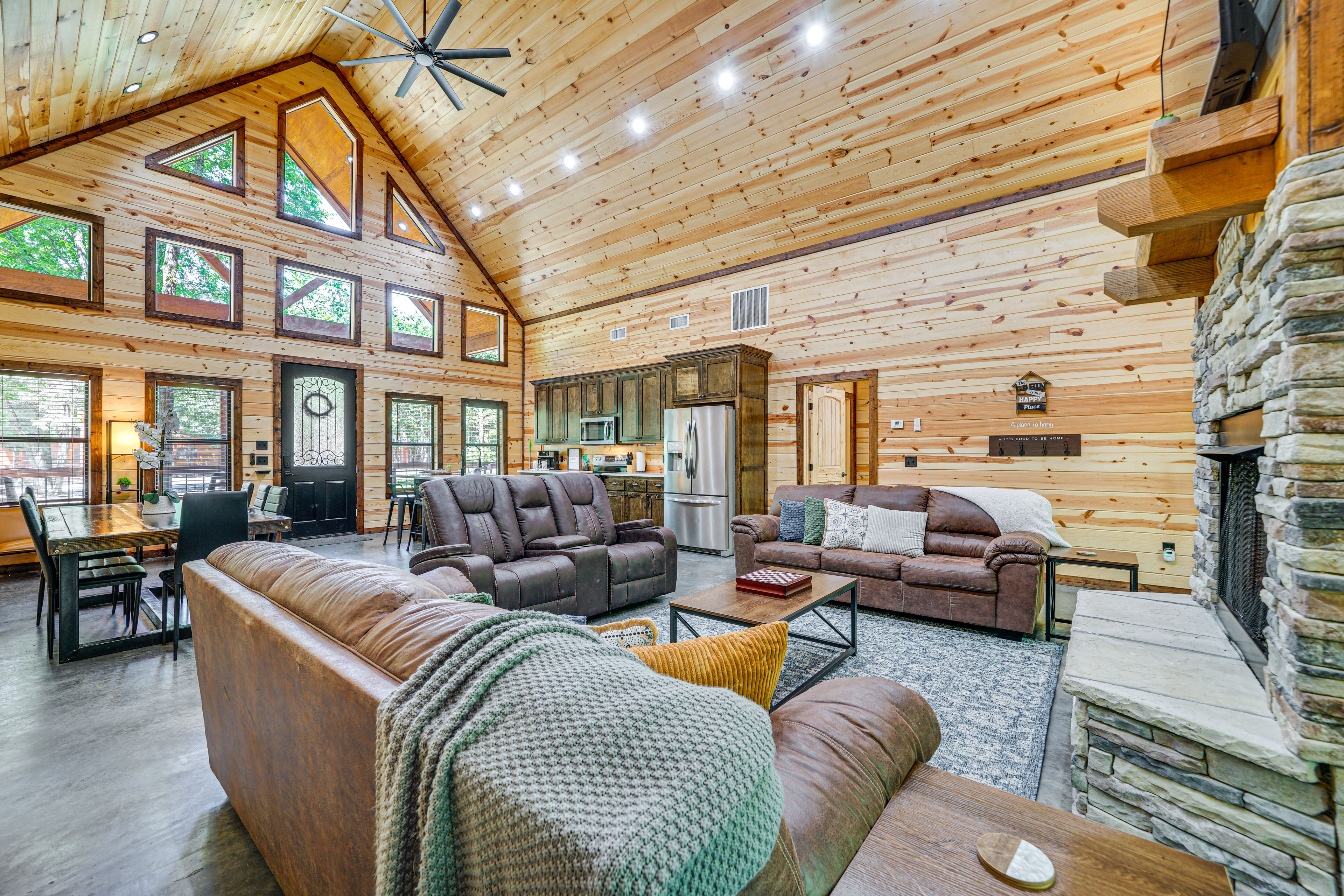 Property Image 2 - Pet-Friendly Broken Bow Cabin w/ Private Hot Tub!