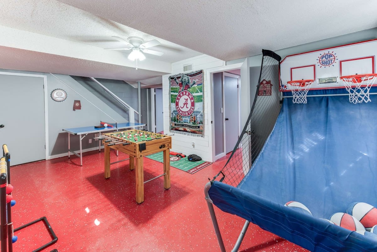 4 Bedrooms! Ping Pong, Basket Ball, Games, Large Covered Deck, Crimson House