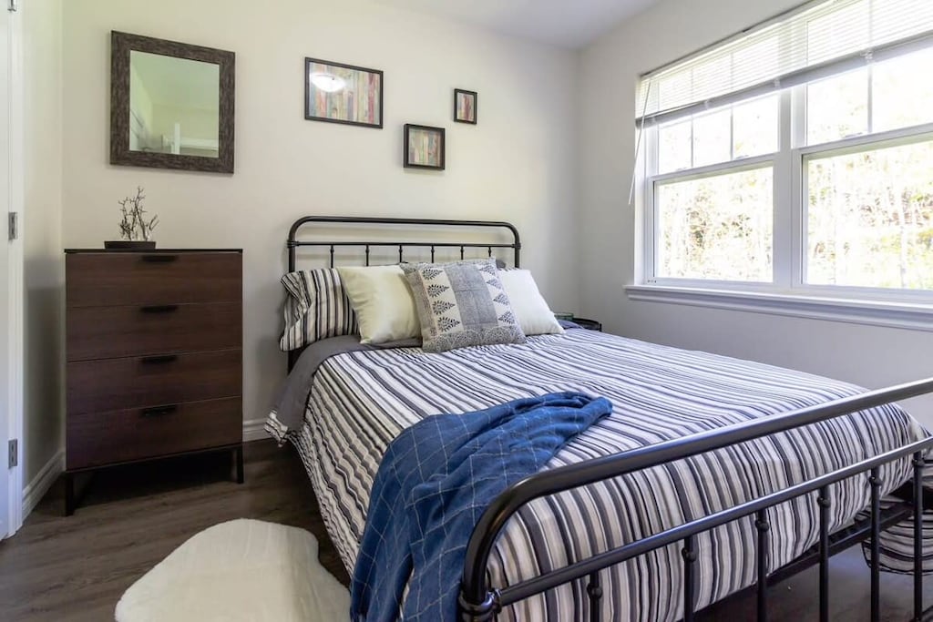 Large cozy bedroom (1 of 2)