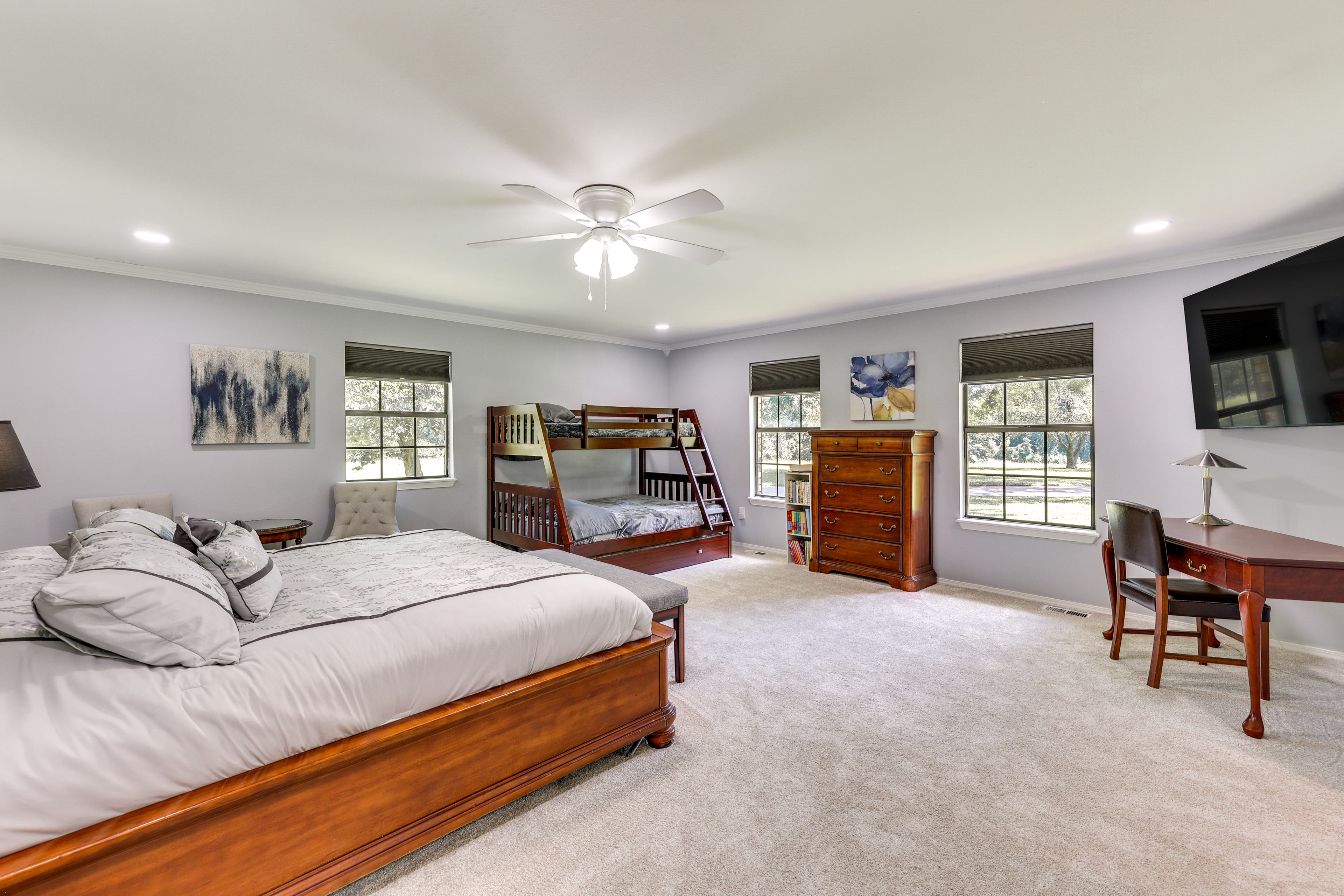 Expansive Fayetteville Retreat: 11 Mi to U of A!