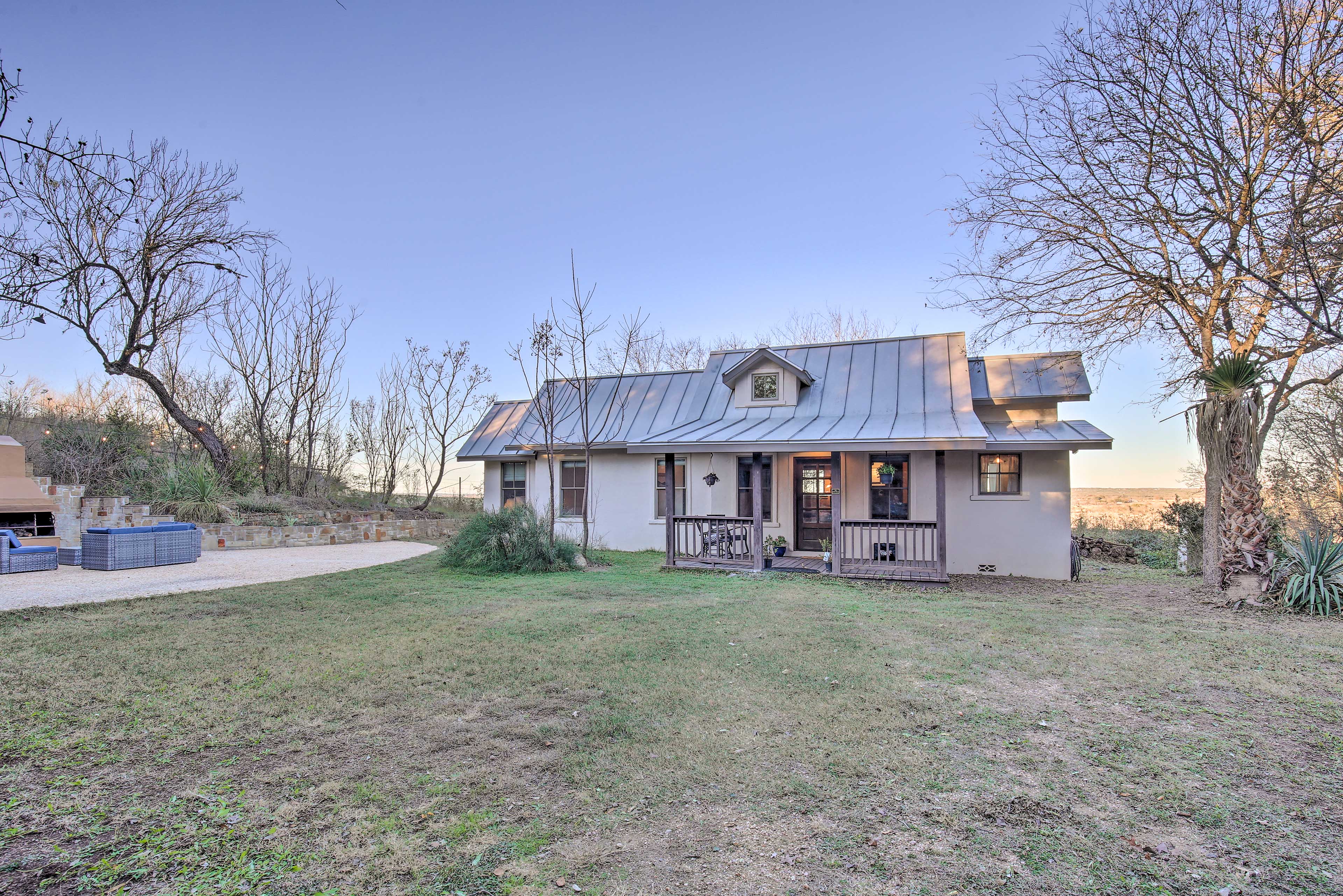 Charming Family Cottage Close to San Antonio