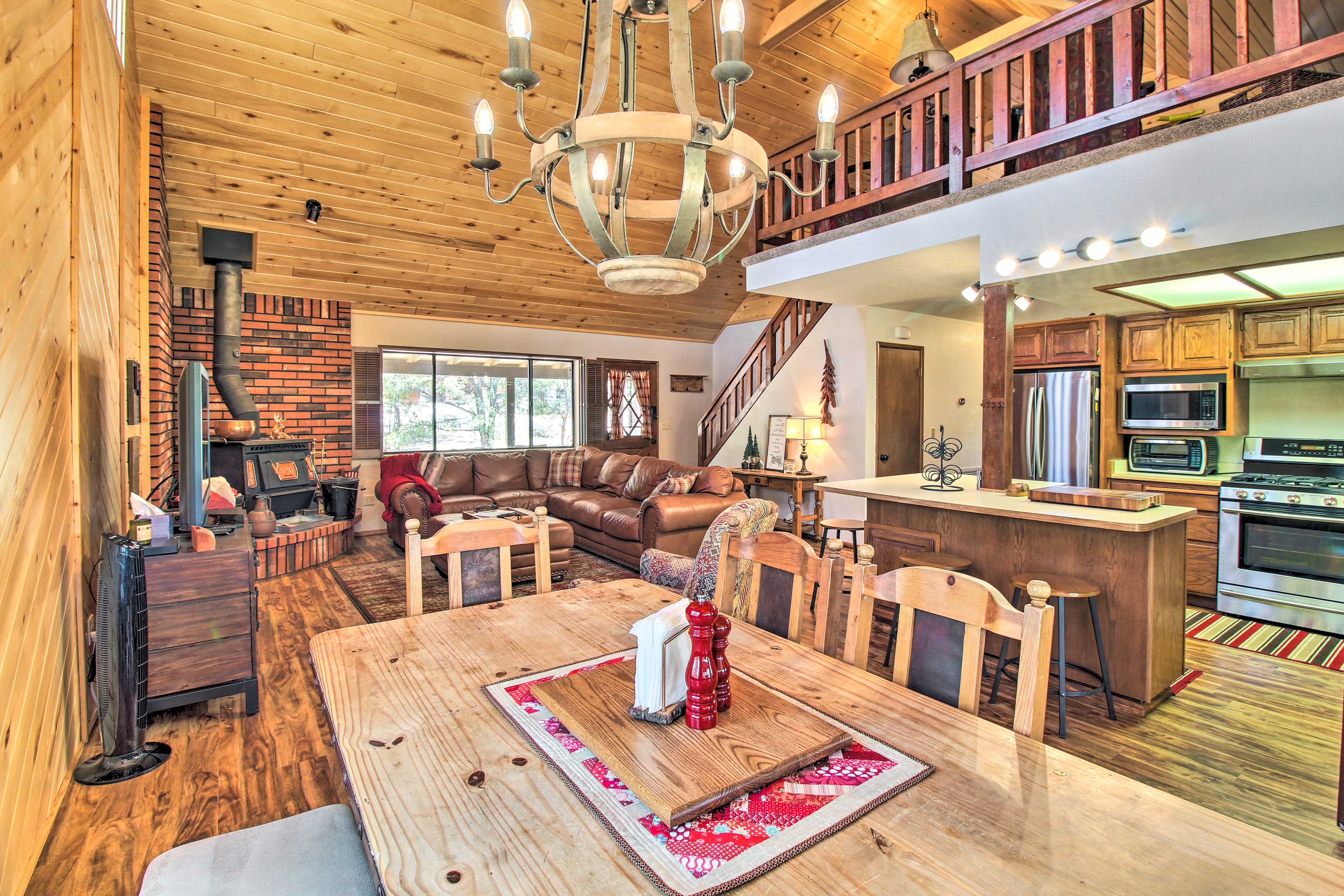 Woodsy Arizona Cabin w/ Deck, Porch & Grill!