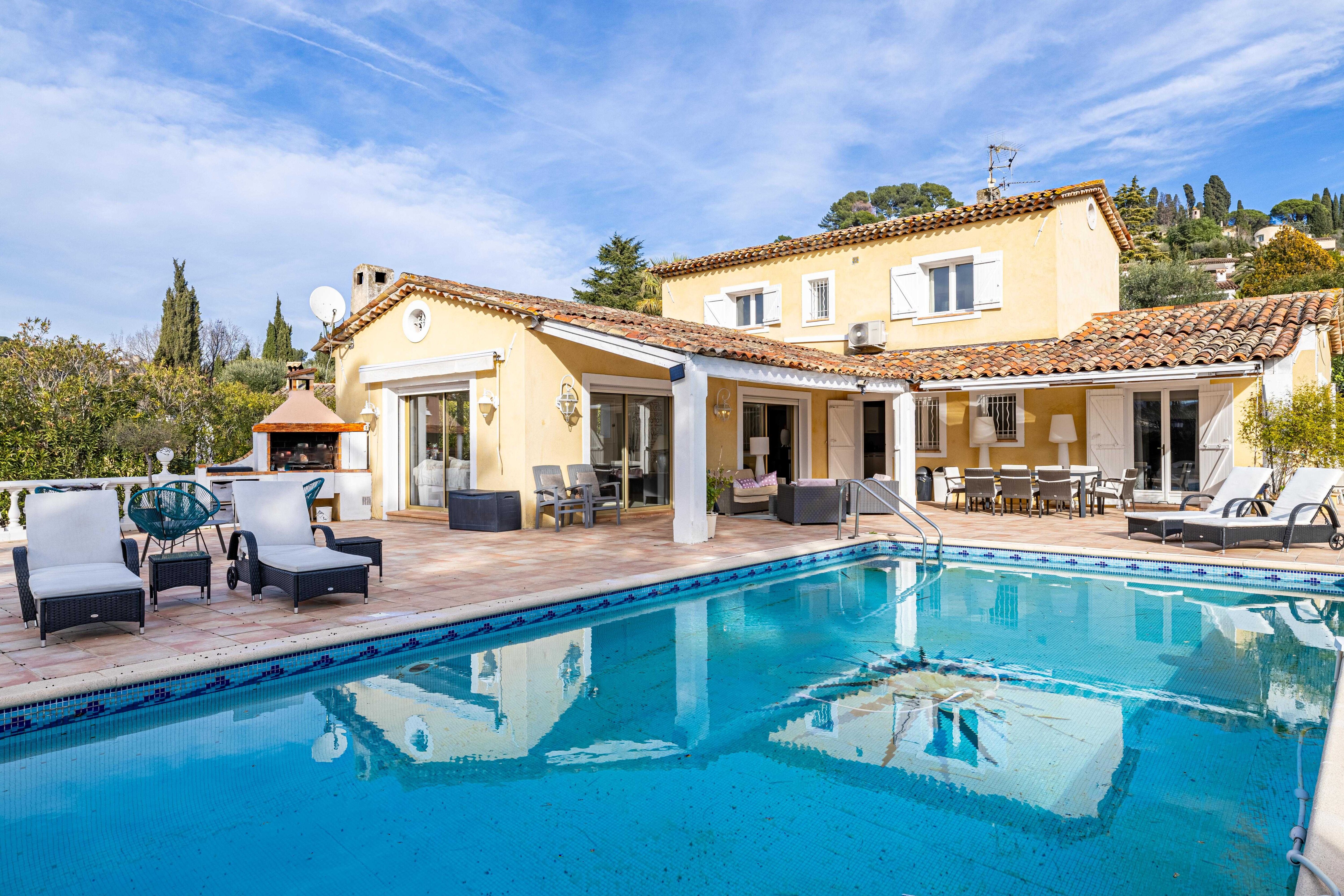 Property Image 1 - Luxurious 6-Bdr Villa with Pool in Mougins: Luxury and Provencal Charm on the Côte d’Azur