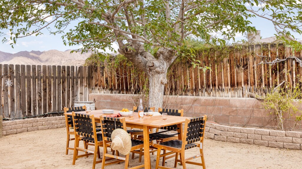 Dine al fresco under the skies of Joshua Tree.