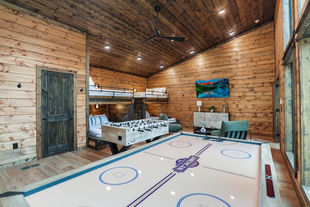 Bunk & game room (2 full/queen = sleeps 6 more)