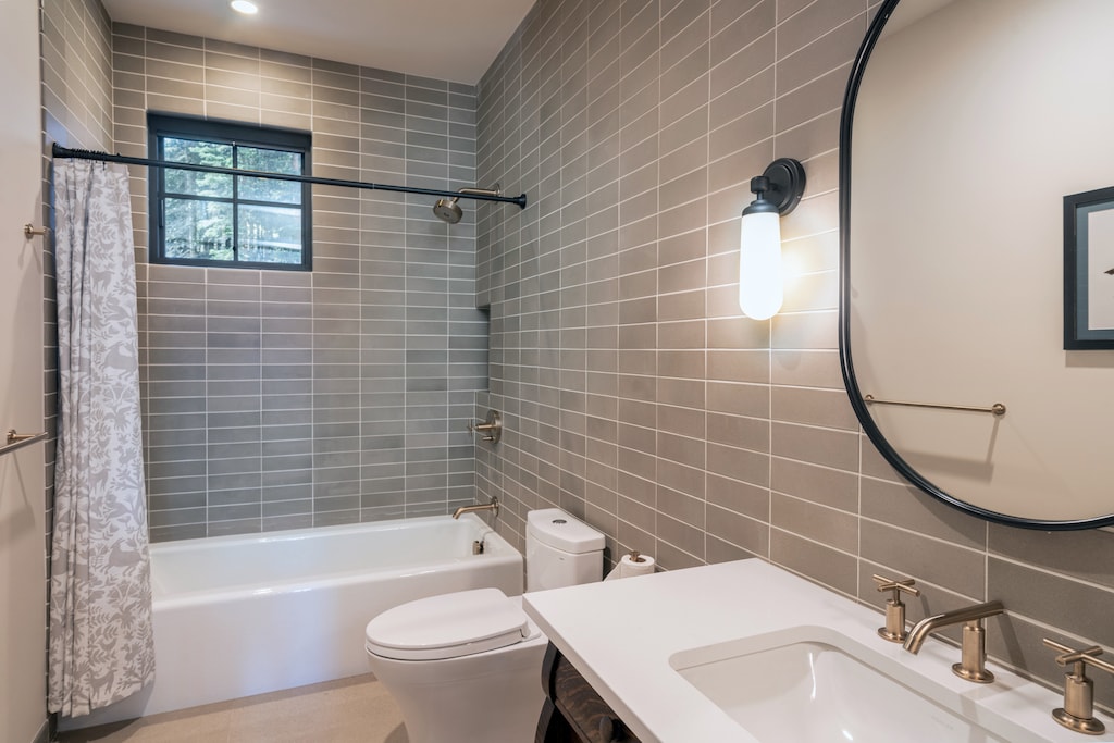 6.1-mountain-modern-rustic-mountain-village-bathroom1