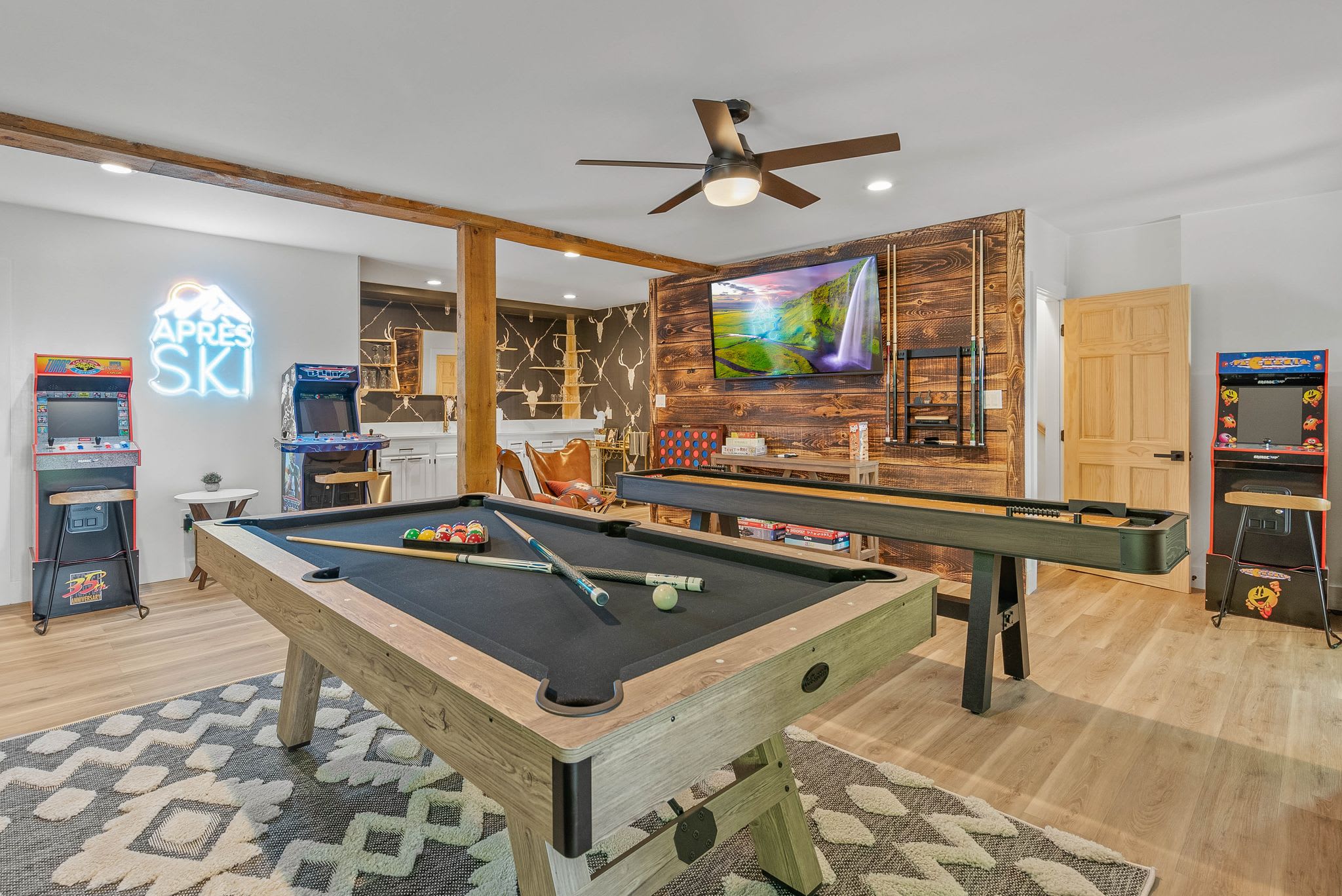 5 Min to Hatley Pointe! Après Ski~HotTub~FirePit 5 Min to Hatley Pointe! Après Ski~HotTub~FirePit