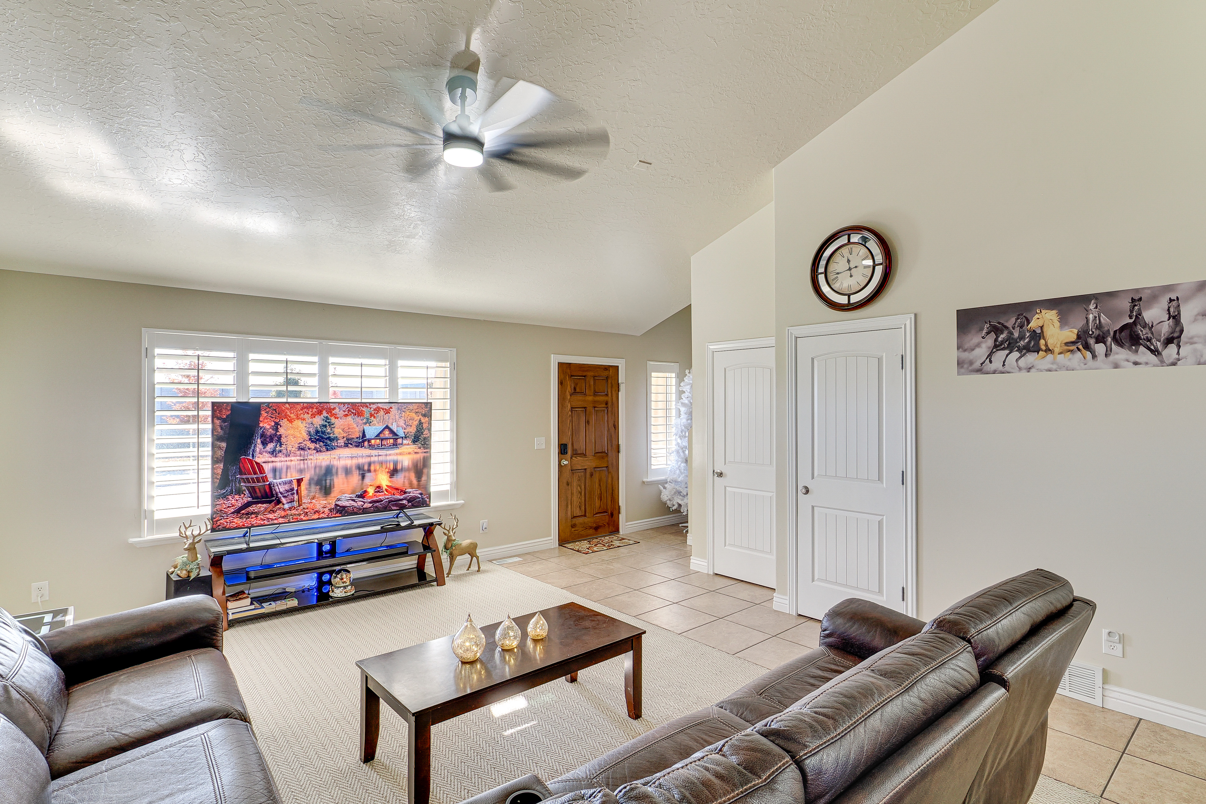 Hike, Golf & Ski: Family Home in South Jordan