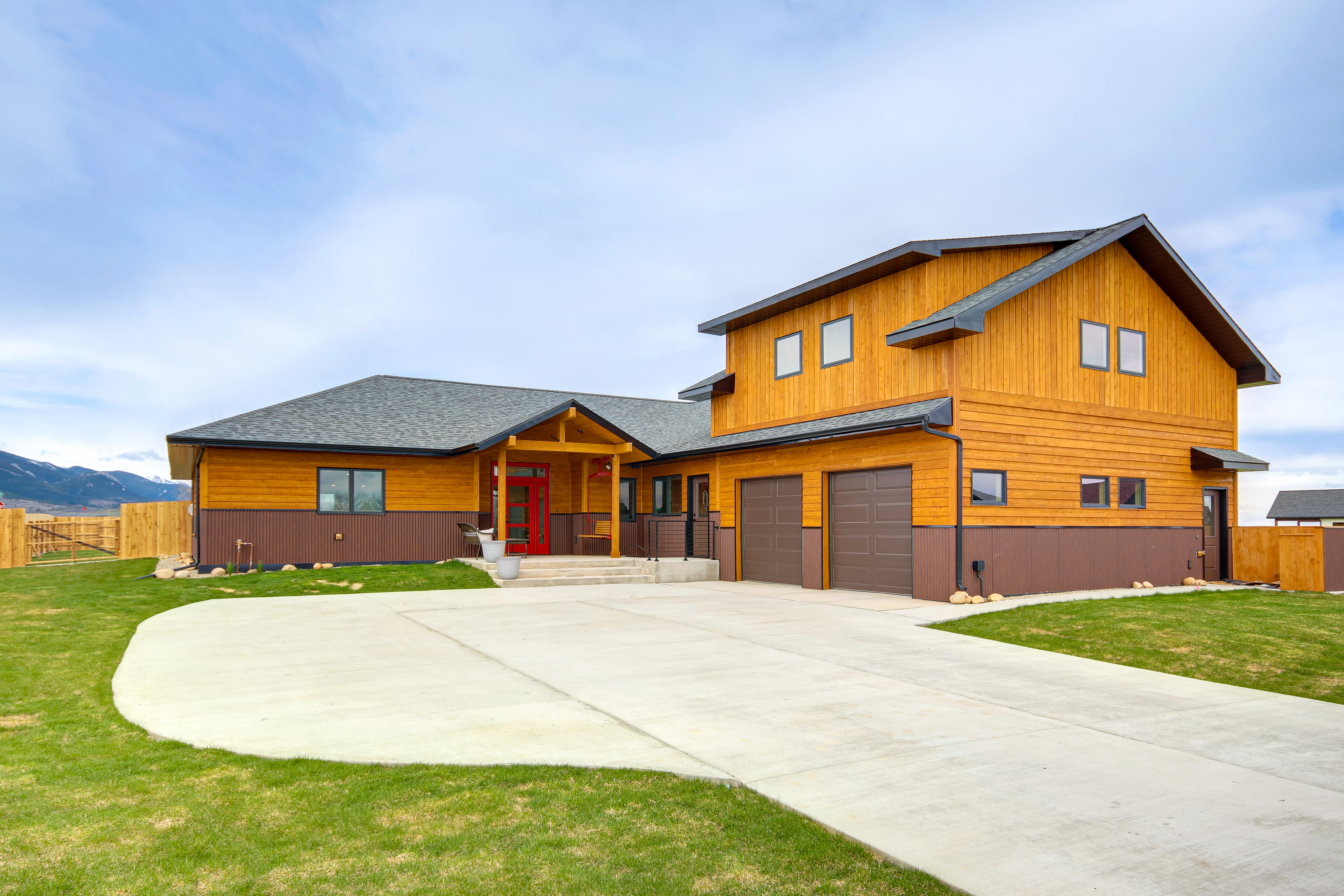 Red Lodge Home w/ Outdoor Kitchen & Fire Table!