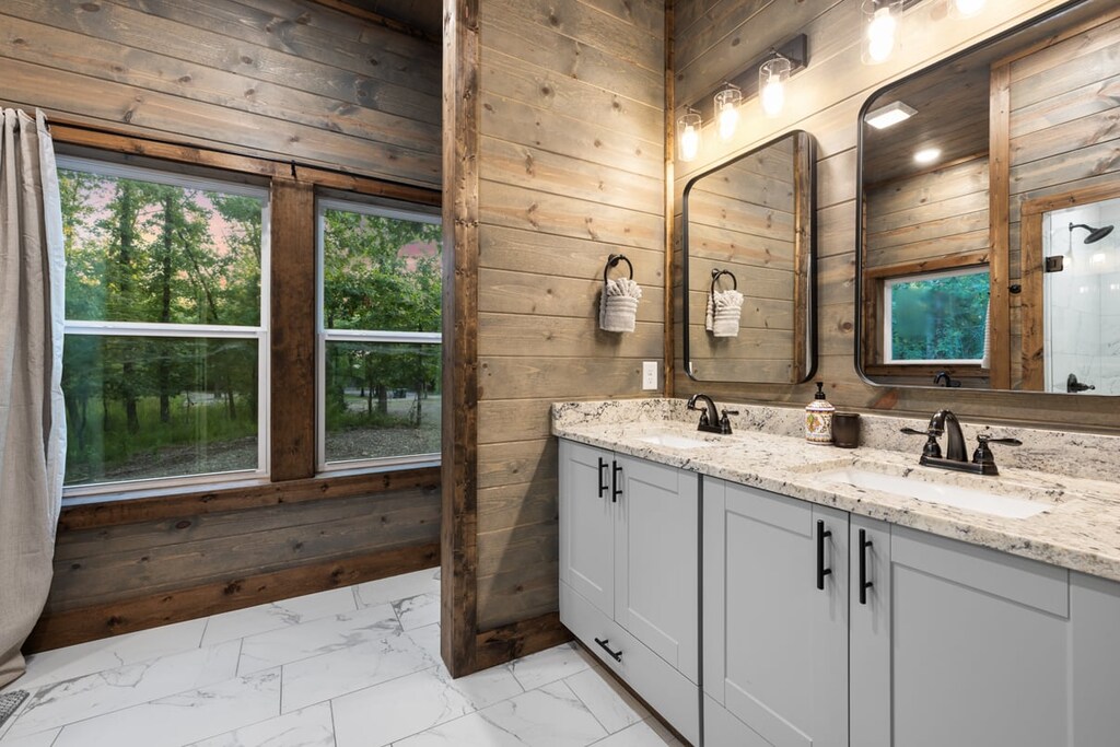 Ensuite dual vanity bath downstairs to bedroom 1