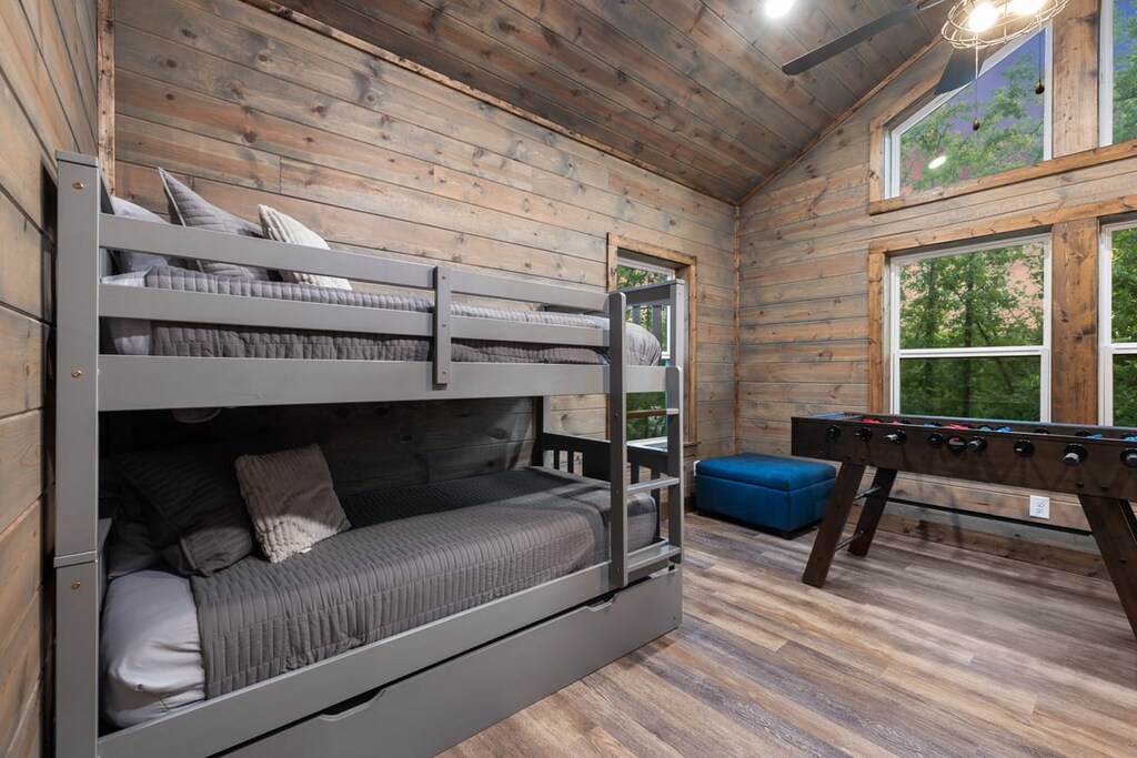 3 single beds (pull out bottom of bunk bed)