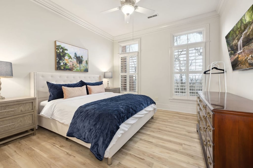 The primary suite features a King bed, Smart TV, and large ensuite bathroom with jacuzzi tub.