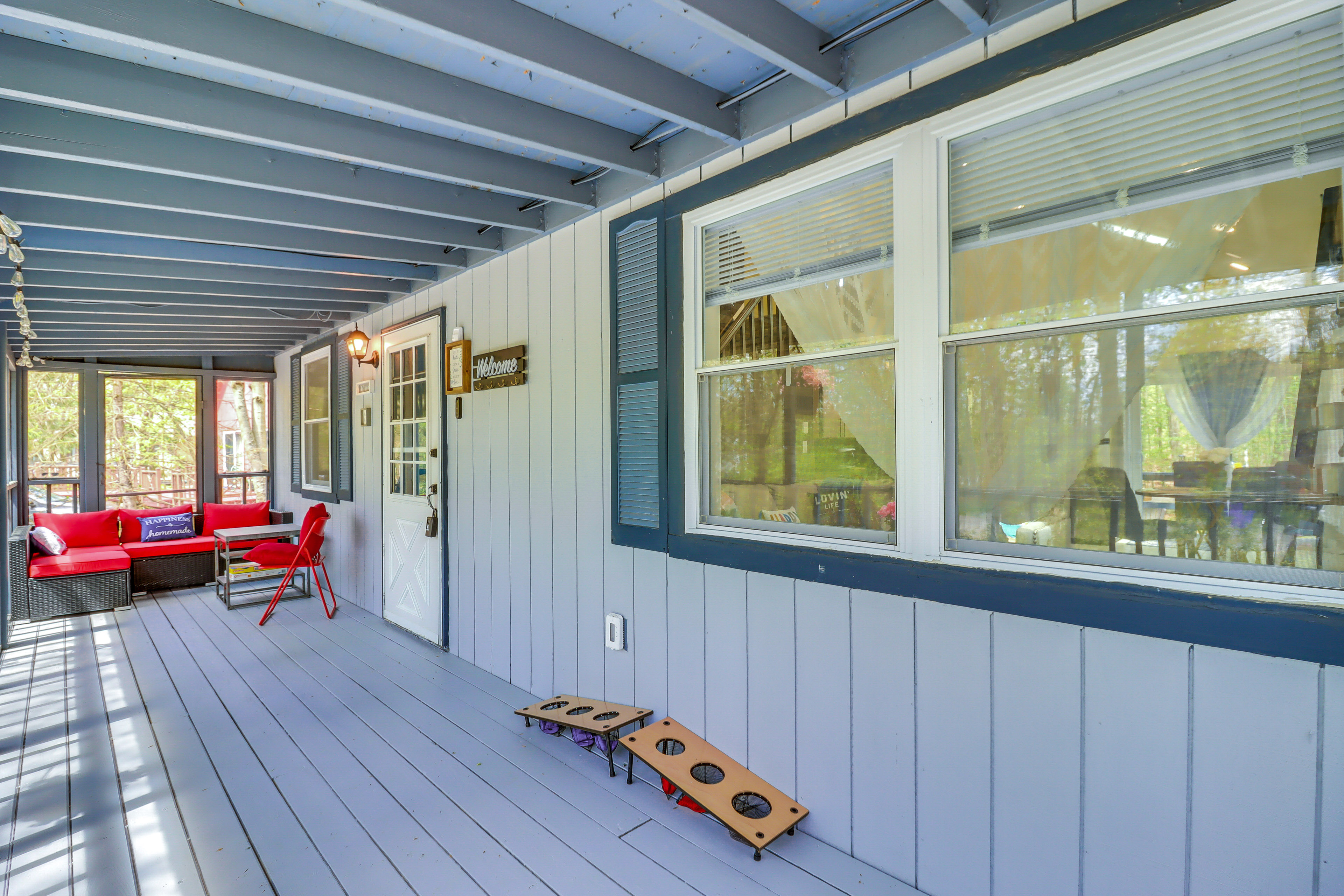 Hot Tub & Lake Beach Access: Tobyhanna Retreat!