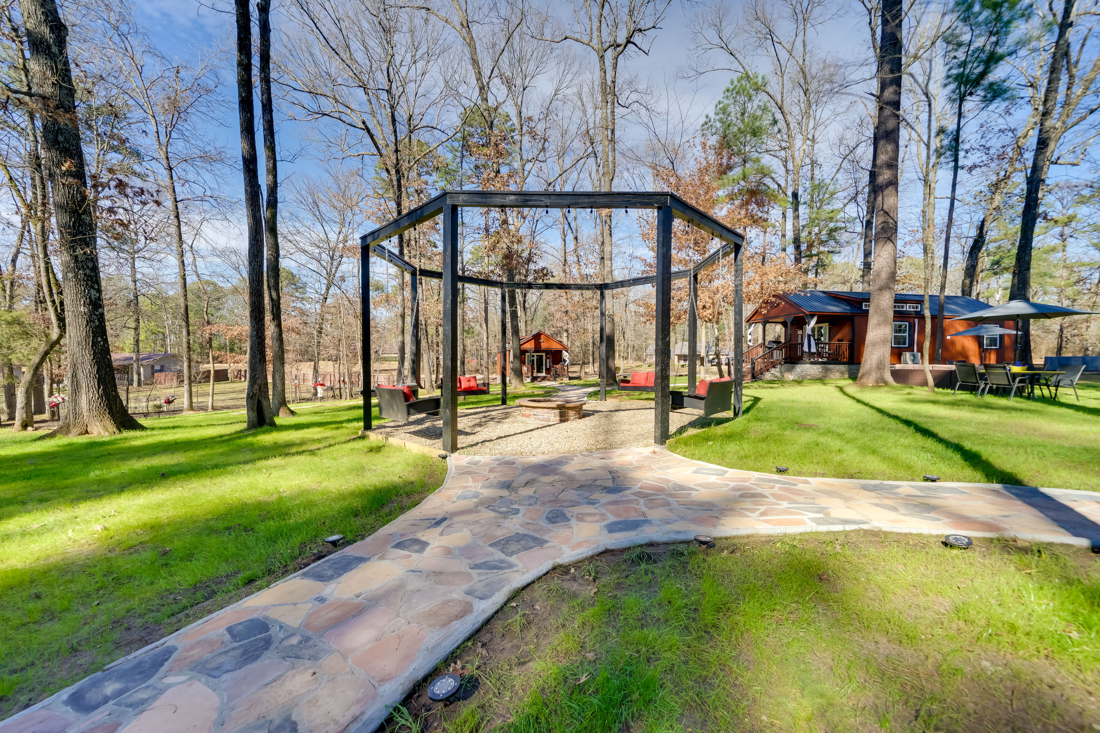 Pet-Friendly Broken Bow Cabin: Hot Tub & Fireplace