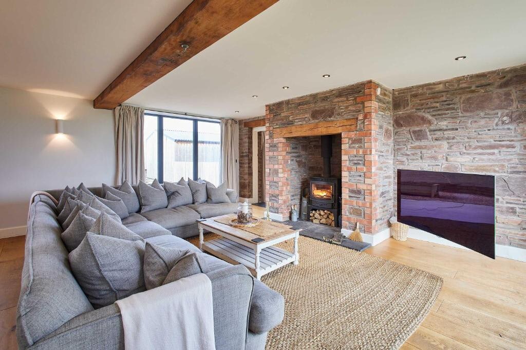 Coed Farm, Llanywern - Host & Stay