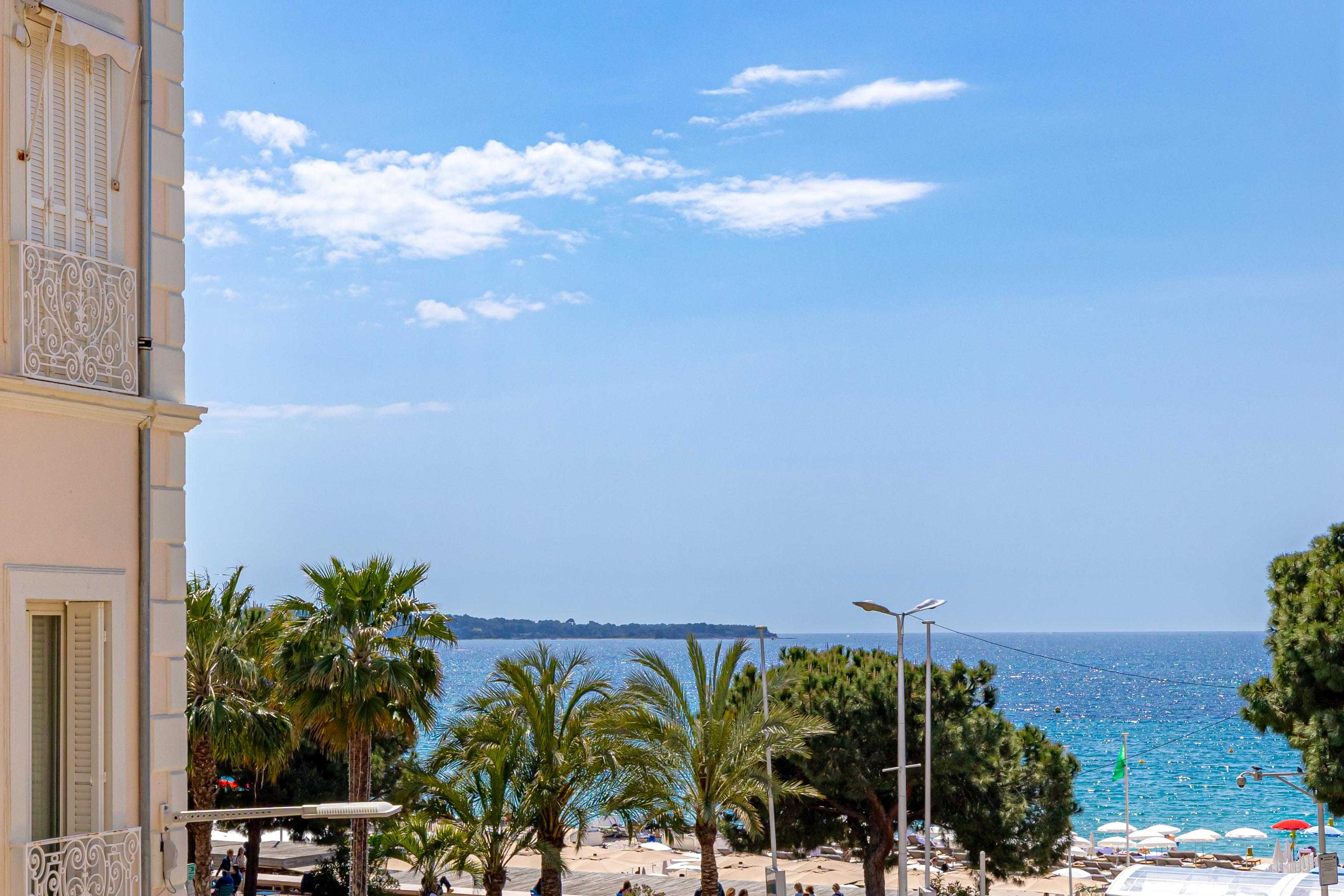 Property Image 2 - Renovated Flat in Cannes Croisette Golden Square
