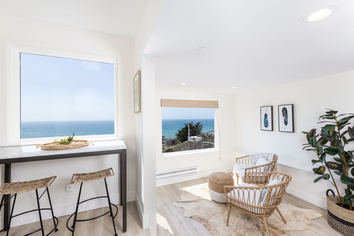 Livingroom ocean and sunset views