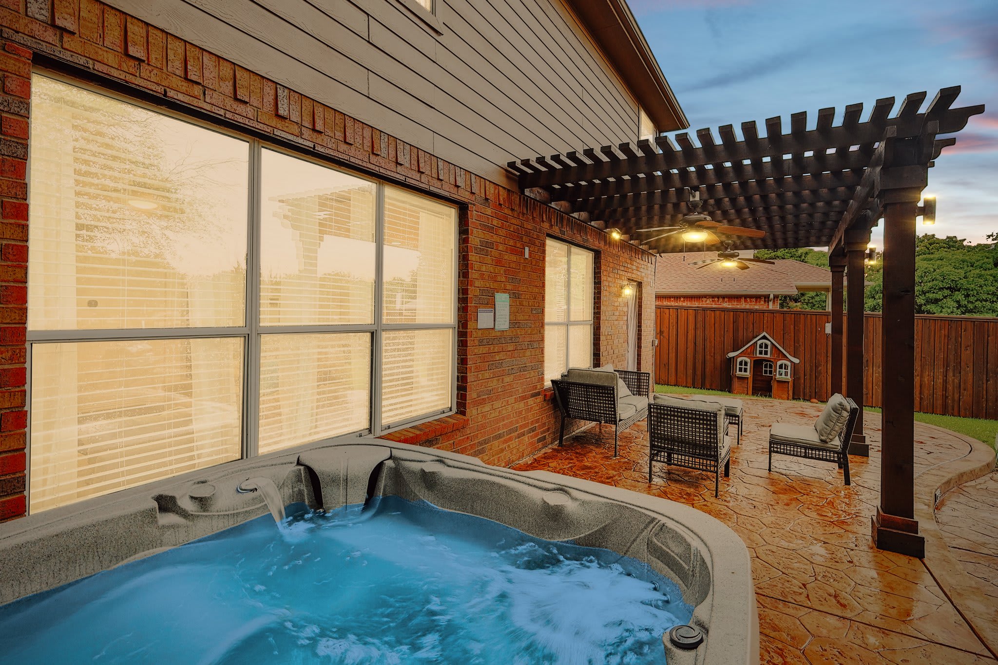 Slip into this hot tub’s warm relaxing waters and feel the stress of daily life slip off your shoulders. All you have to do is sit back and relax.