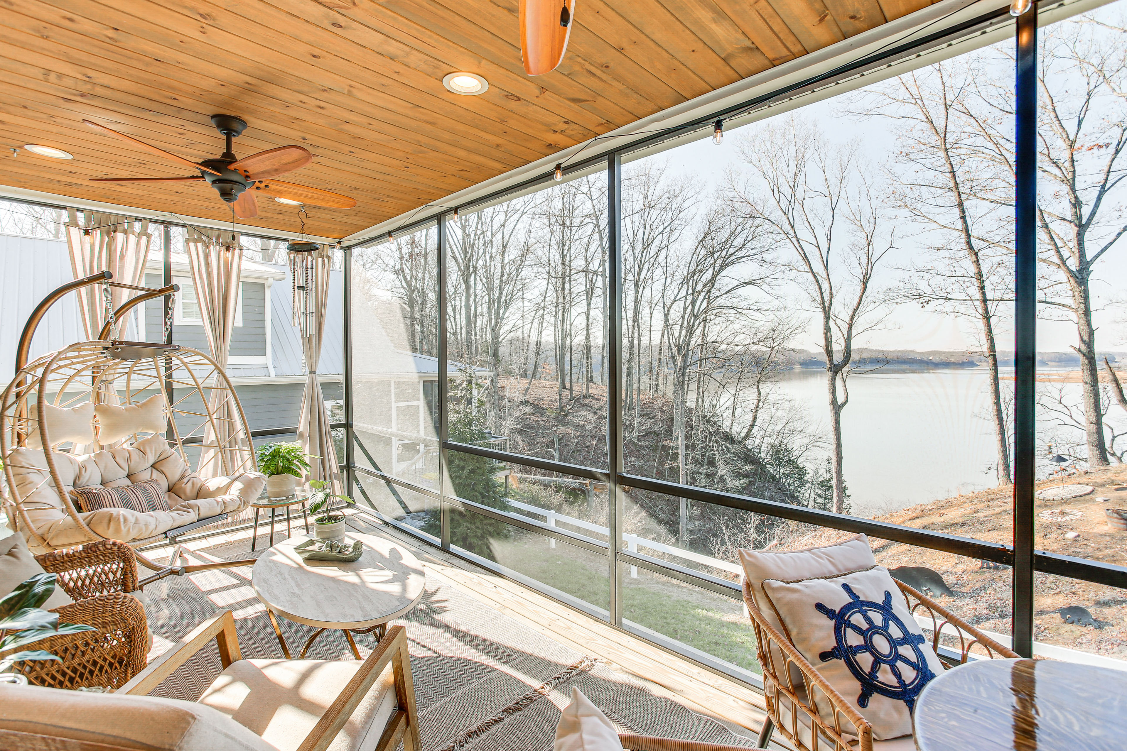 Property Image 2 - Scottsville Cottage: Fire Pit & All-Year Lake View