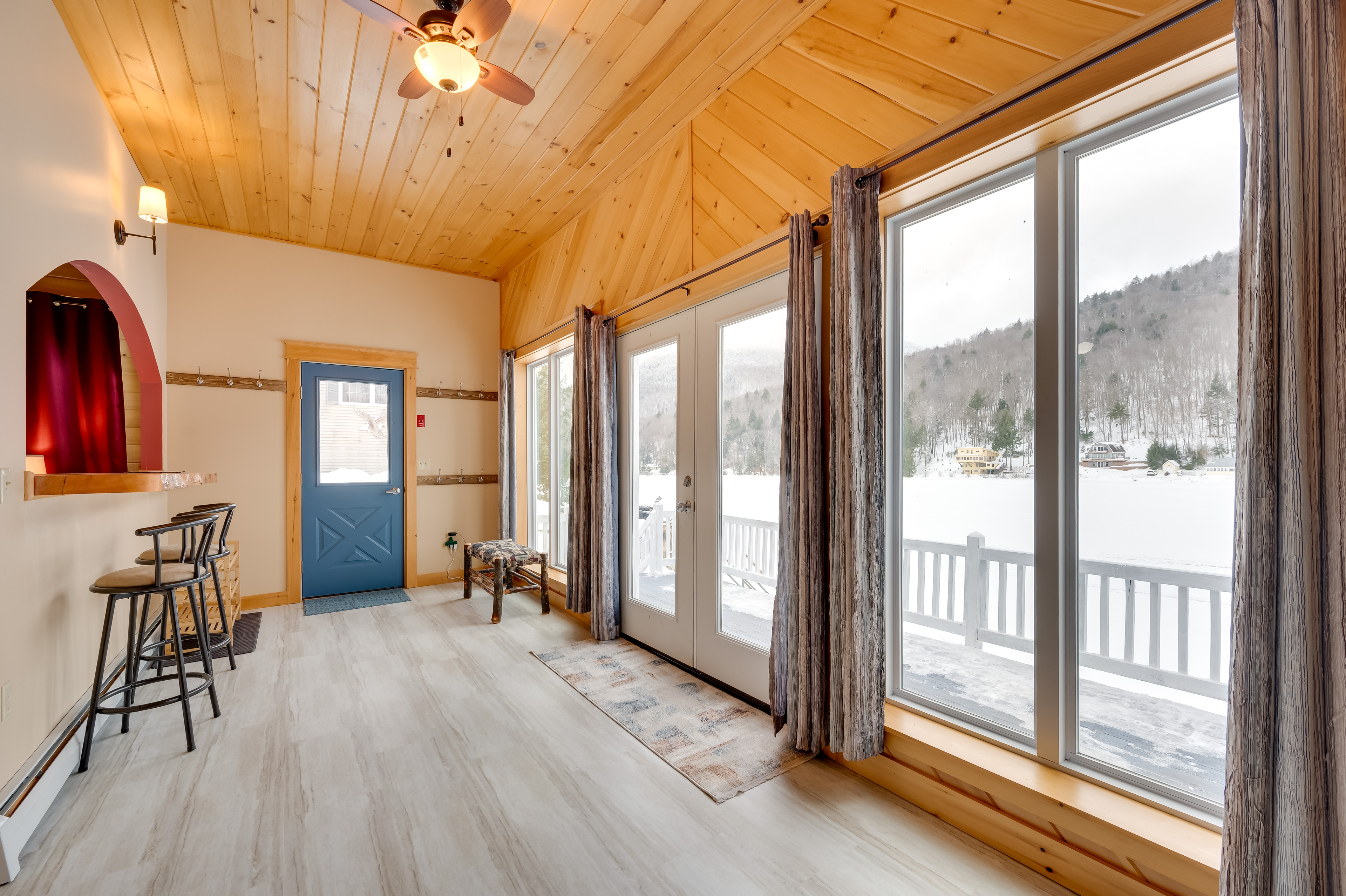 Peaceful Stark Cottage w/ Deck on South Ponds!