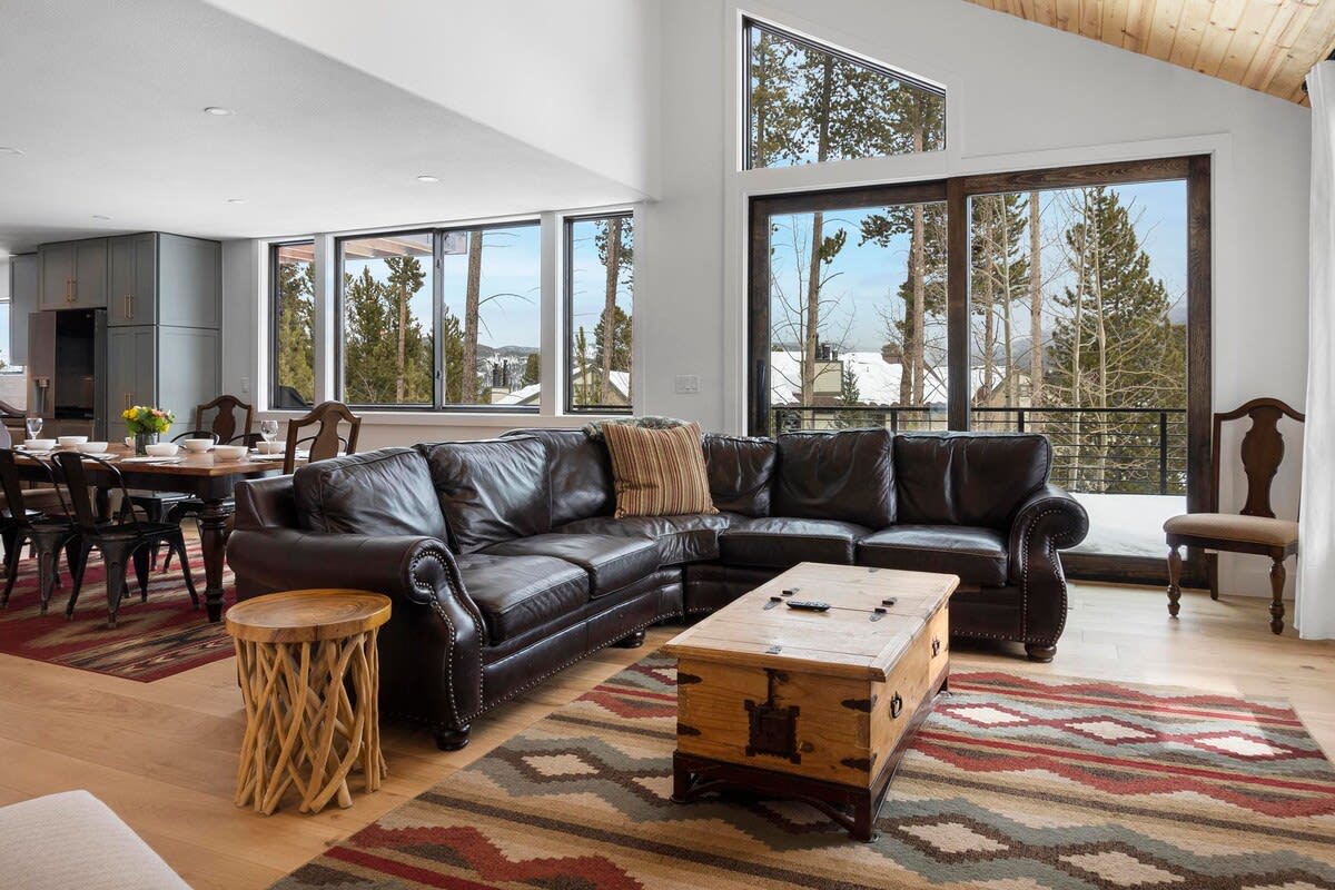 Living room: Gas fireplace, Smart TV with cable (50”), Yamaha sound bar, radiant floor heat, no A/C