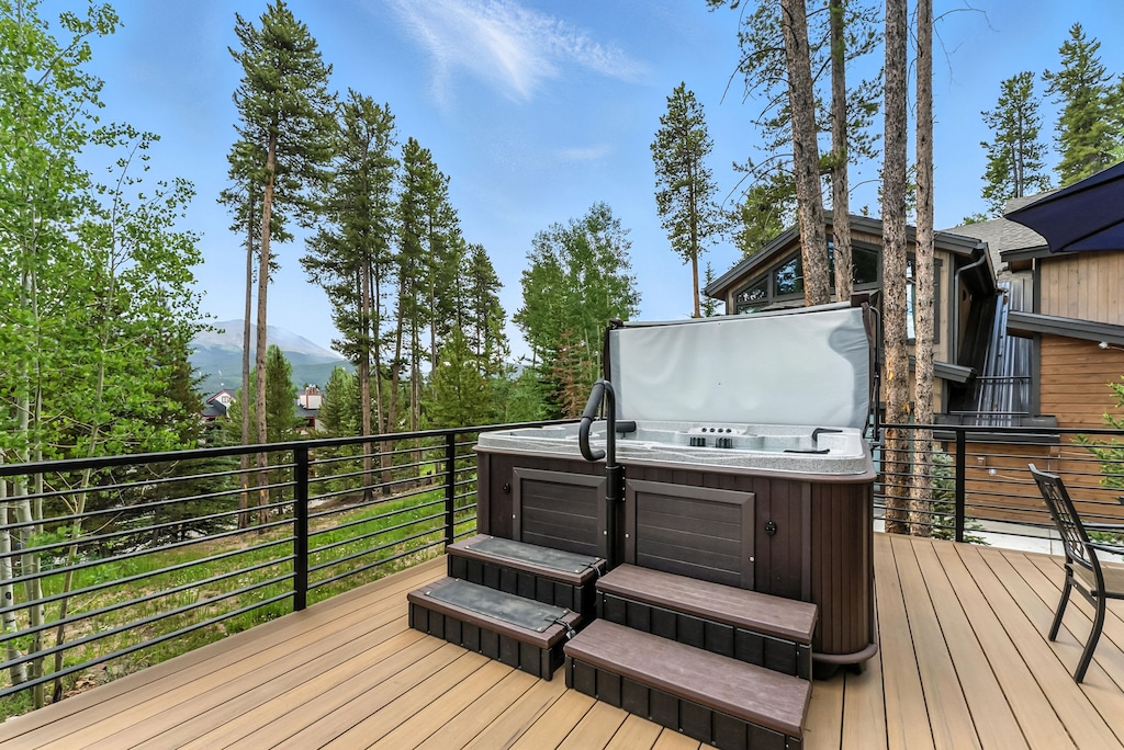 Deck: Gas grill, hot tub, heat pads for snow melting