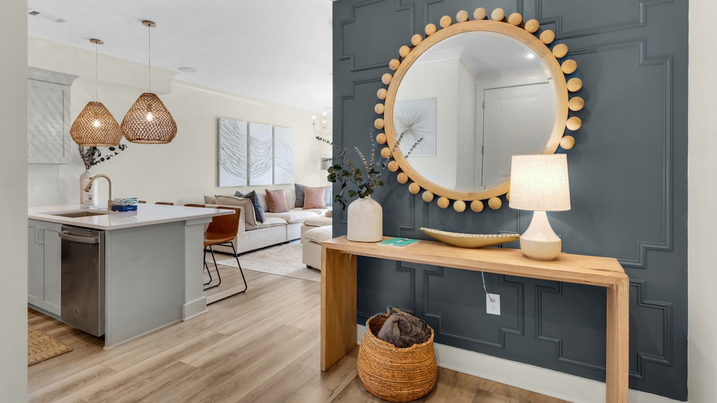 Pinewood 421 Entrance Way