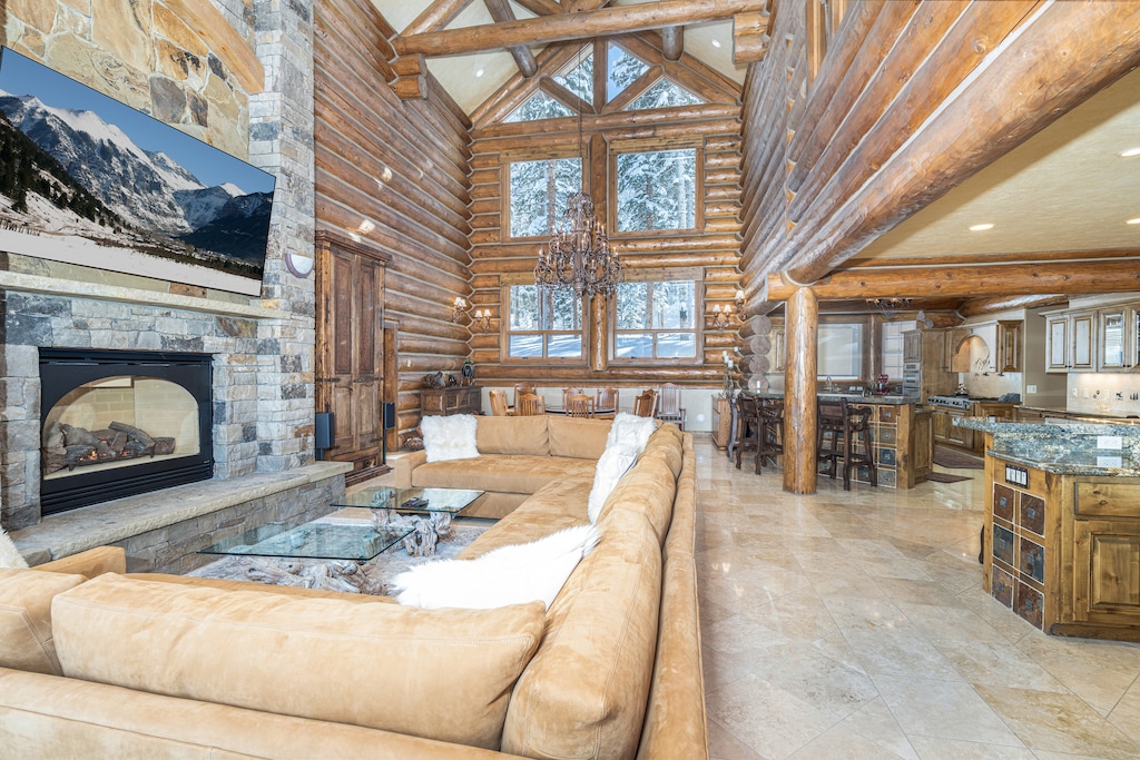 2.1-bearpaw-manor-living-room2-edit