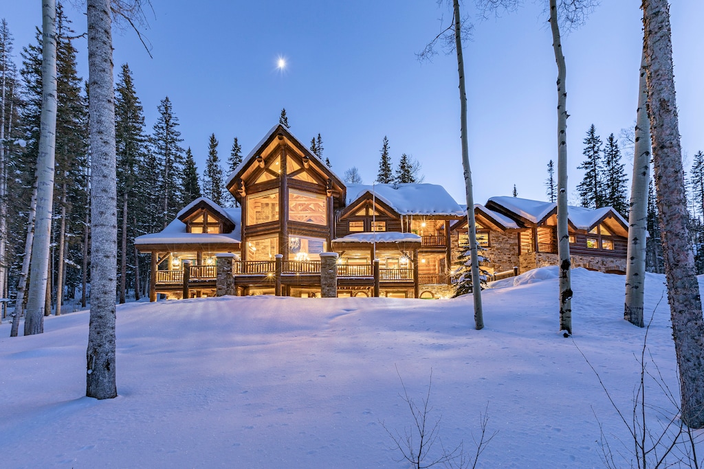 1.0-bearpaw-manor-telluride-ext-glow