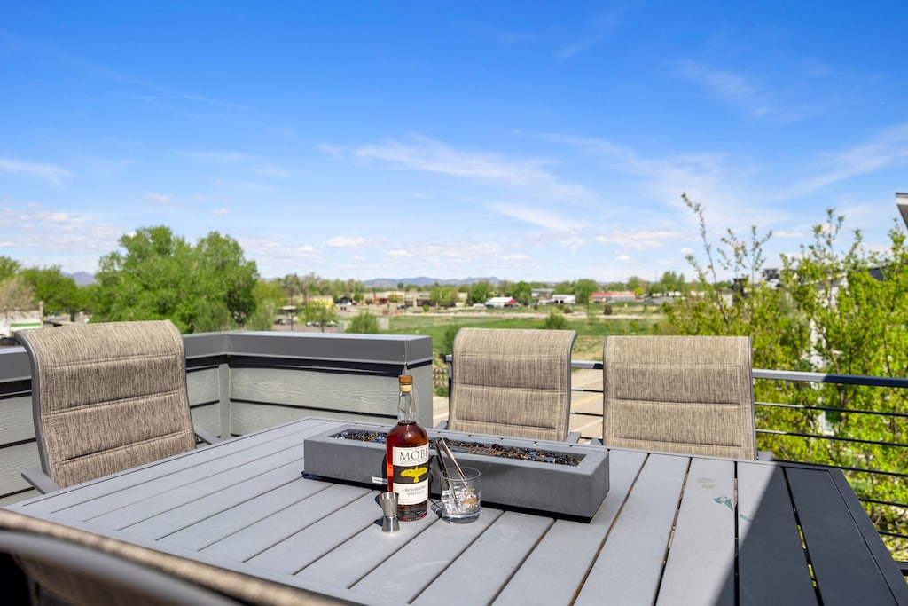 Rooftop Deck with Fireplace, Outdoor Dining and Mountain Views!