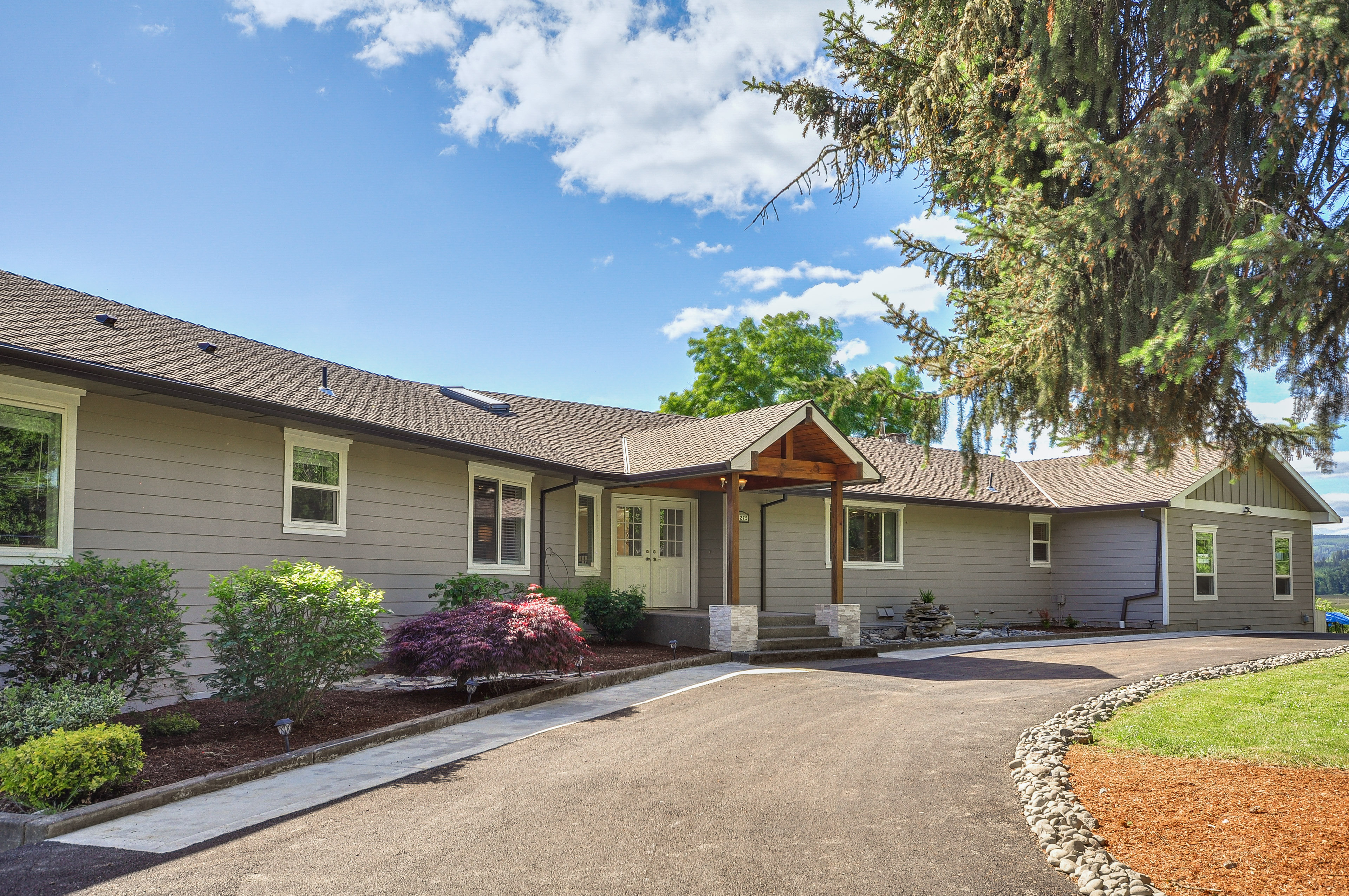 Portland Area Group Getaway: Hot Tub & Views!