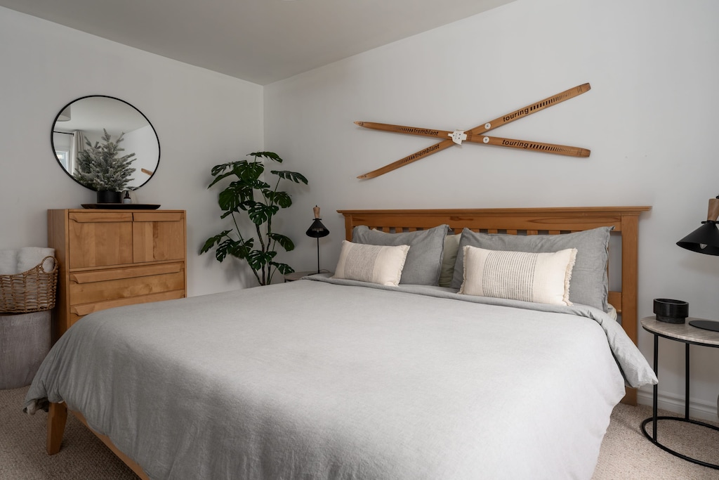 Ce lit queen est parfait pour se reposer en tout confort.