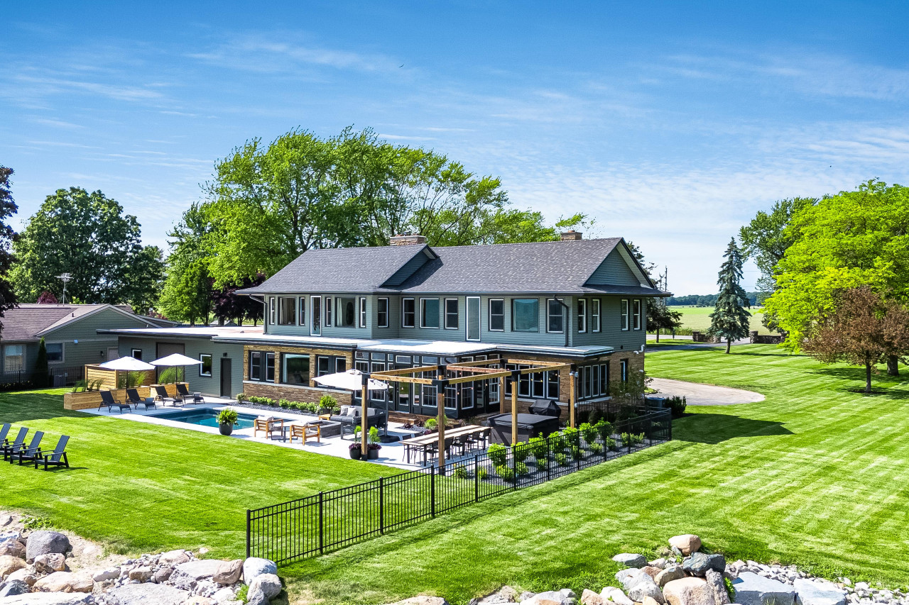 The North Shore Beach House - Your Luxury Waterfront Retreat!