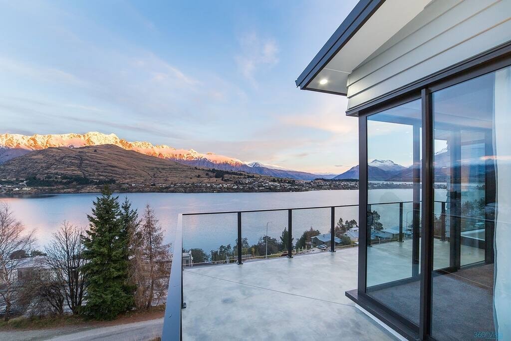 Property Image 1 - Luxury Retreat at 5 on The Hill Queenstown