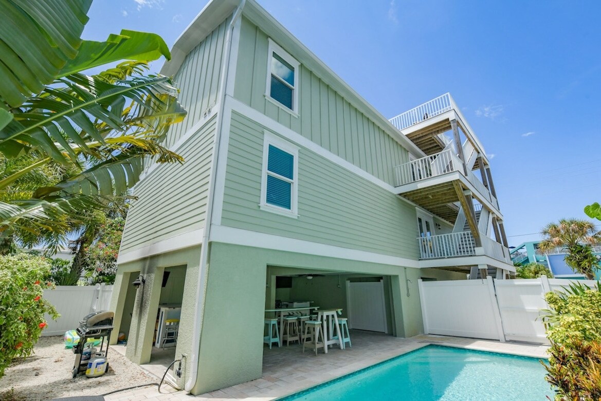 Family Tides Unit B - Steps to Beach w/ Rooftop Gulf Views & Shared Heated Pool, Close to Bridge St