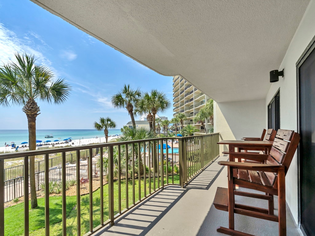 Commodore 203 Balcony