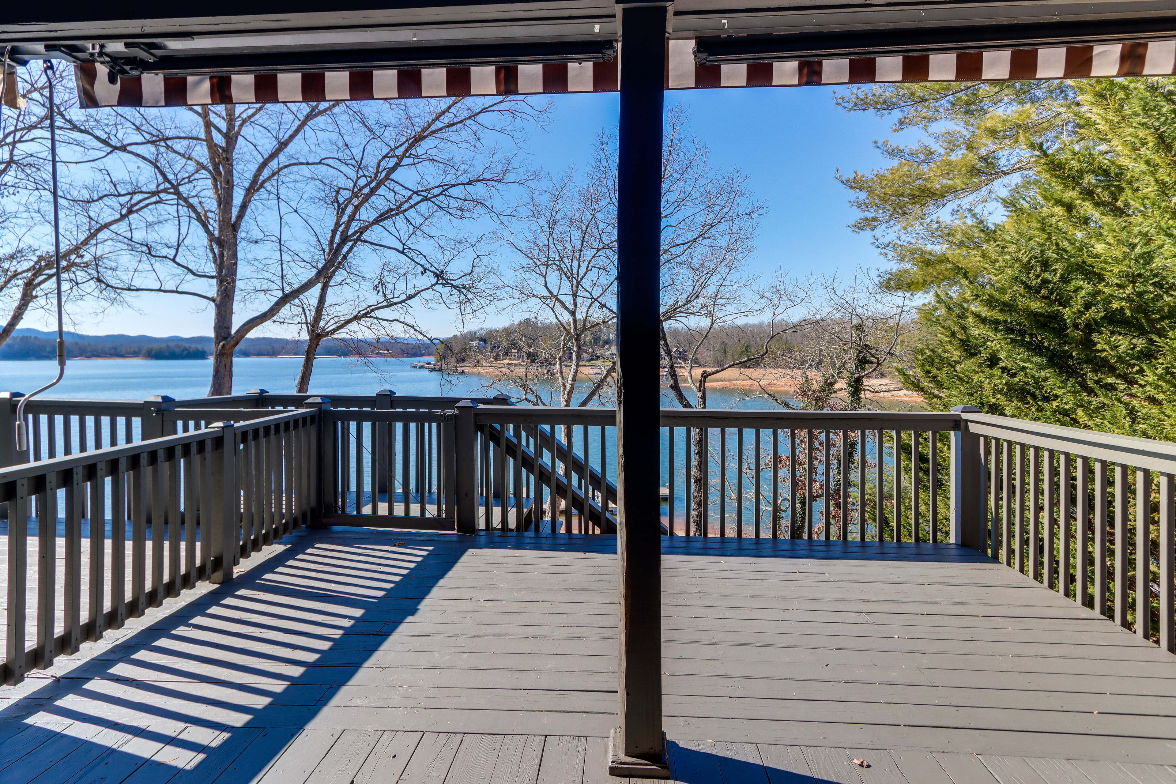 Lakefront Townhome w/ Dock: 6 Mi to Blue Ridge!