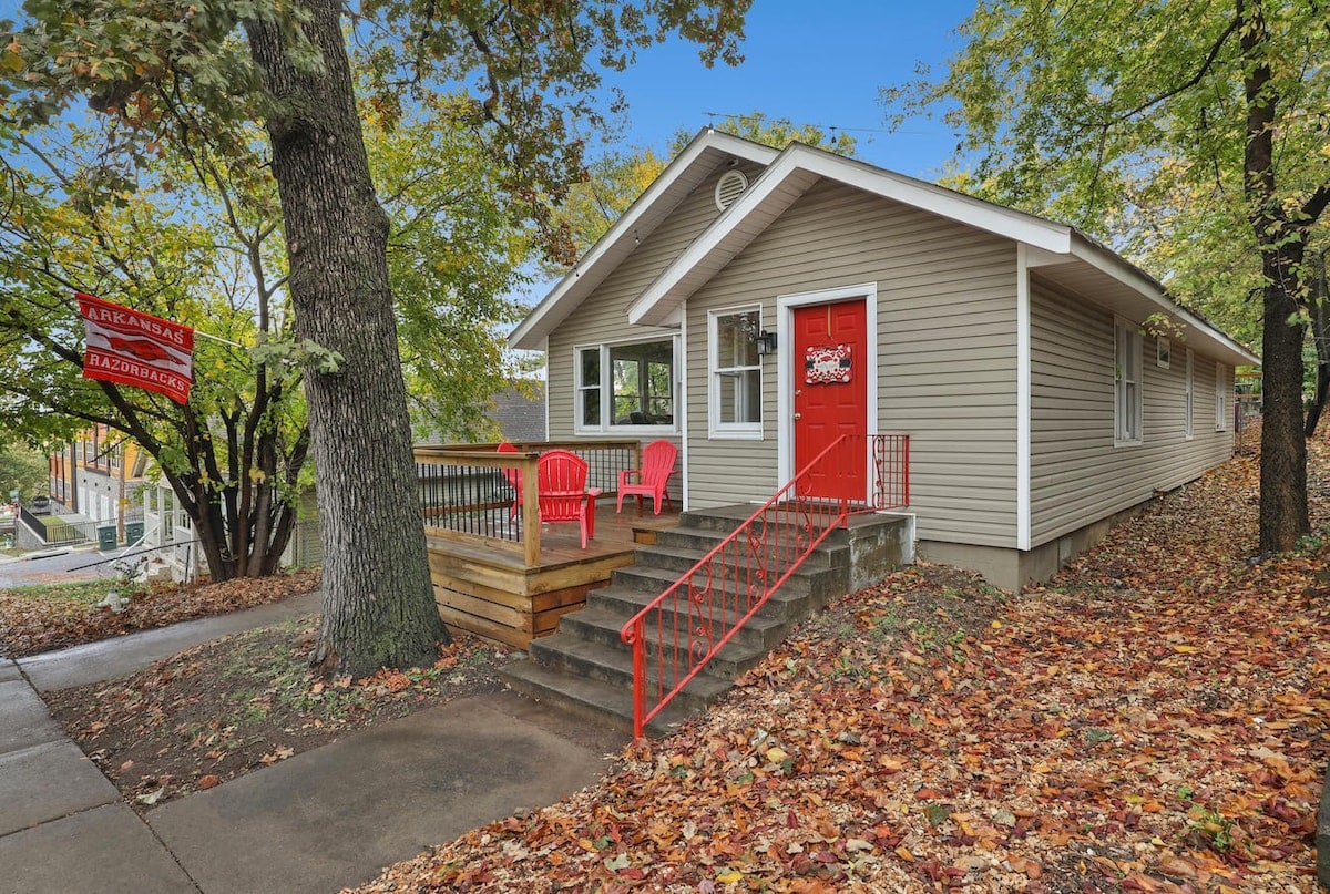 Feel like a true Razorback fan in our hog-themed- 4-bed, 3-bath house and guest house located in the University of Arkansas campus!