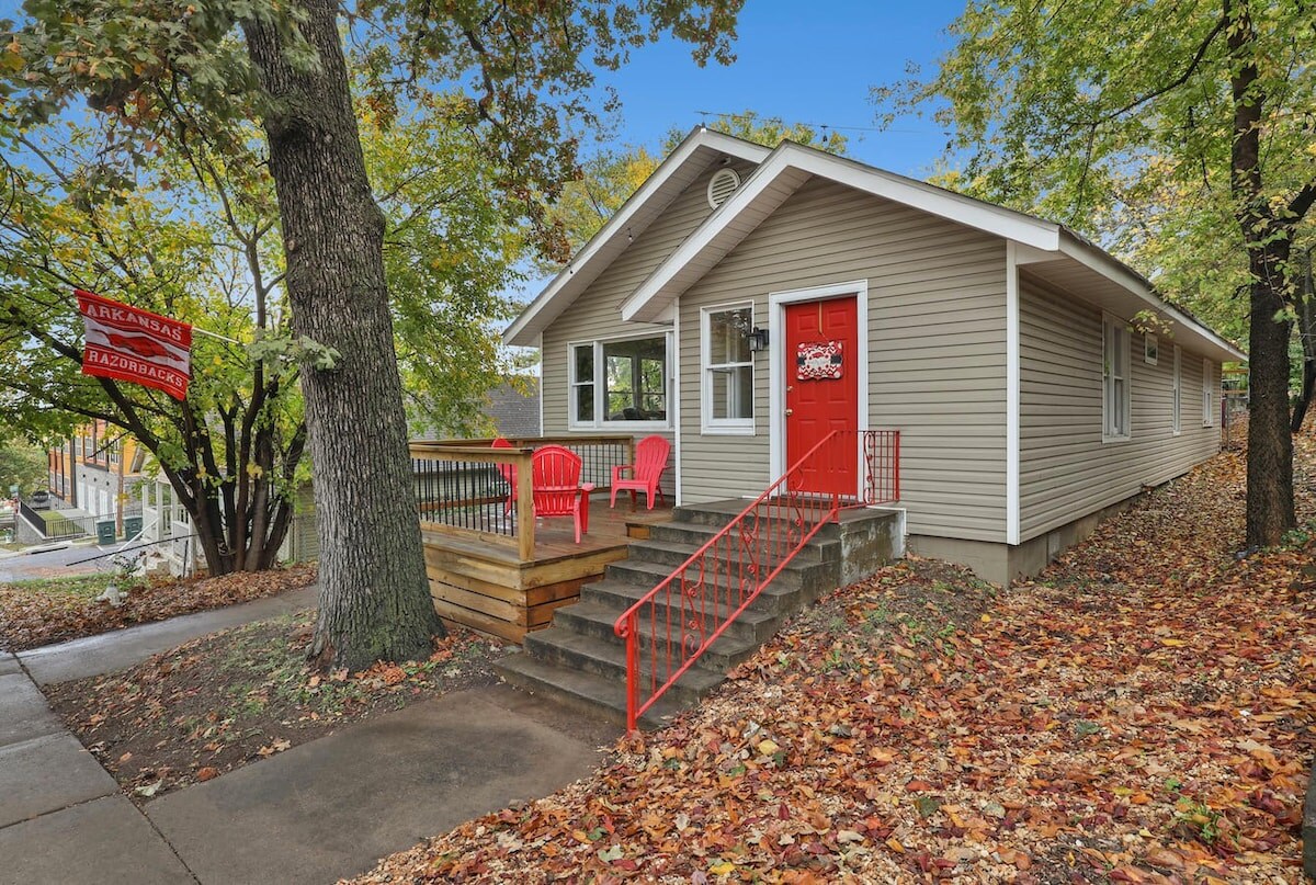 Feel like a true Razorback fan in our hog-themed 4-bed, 3-bath house and guest house located in the University of Arkansas campus!